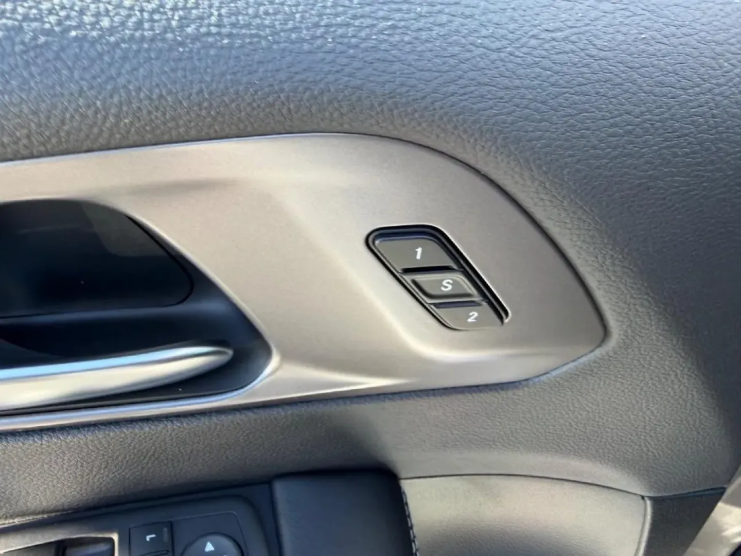 2026 /Black Leather Chrysler Pacifica Select (2C4RC1BG1TR) with an 3.6L V6 24V VVT UPG I engine, Automatic transmission, located at 970 Woodlawn Dr., Farmington, MO, 63640, (573) 431-7800, 37.825642, -90.468674 - Embark on your next family adventure with the 2026 Chrysler Pacifica, a minivan designed to make every journey memorable. Whether you are planning a weekend getaway to explore the scenic Ozarks or simply navigating the daily grind of school drop-offs and errands in Farmington, MO, this vehicle is yo - Photo#21