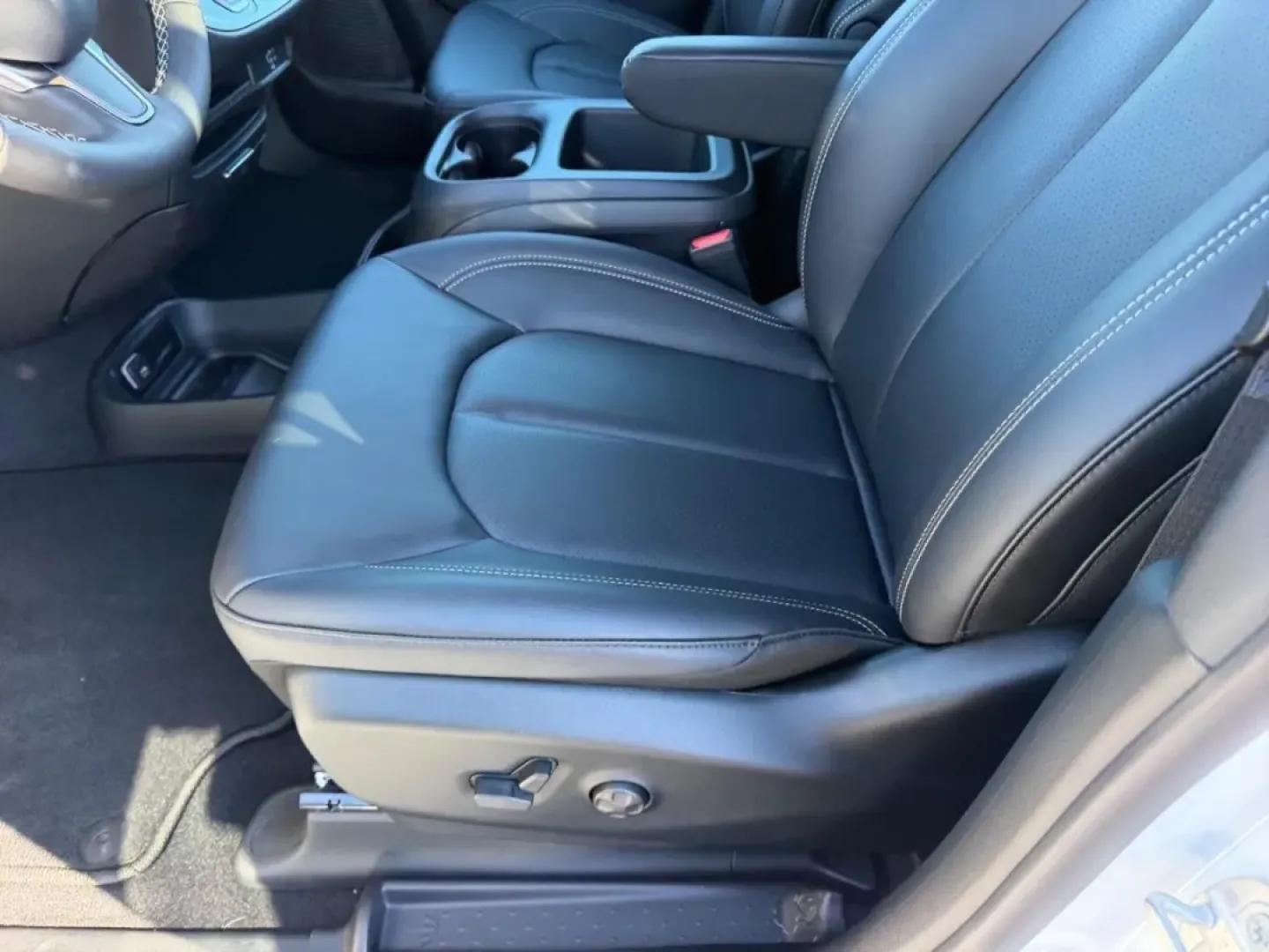 2026 /Black Leather Chrysler Pacifica Select (2C4RC1BG1TR) with an 3.6L V6 24V VVT UPG I engine, Automatic transmission, located at 970 Woodlawn Dr., Farmington, MO, 63640, (573) 431-7800, 37.825642, -90.468674 - Embark on your next family adventure with the 2026 Chrysler Pacifica, a minivan designed to make every journey memorable. Whether you are planning a weekend getaway to explore the scenic Ozarks or simply navigating the daily grind of school drop-offs and errands in Farmington, MO, this vehicle is yo - Photo#22