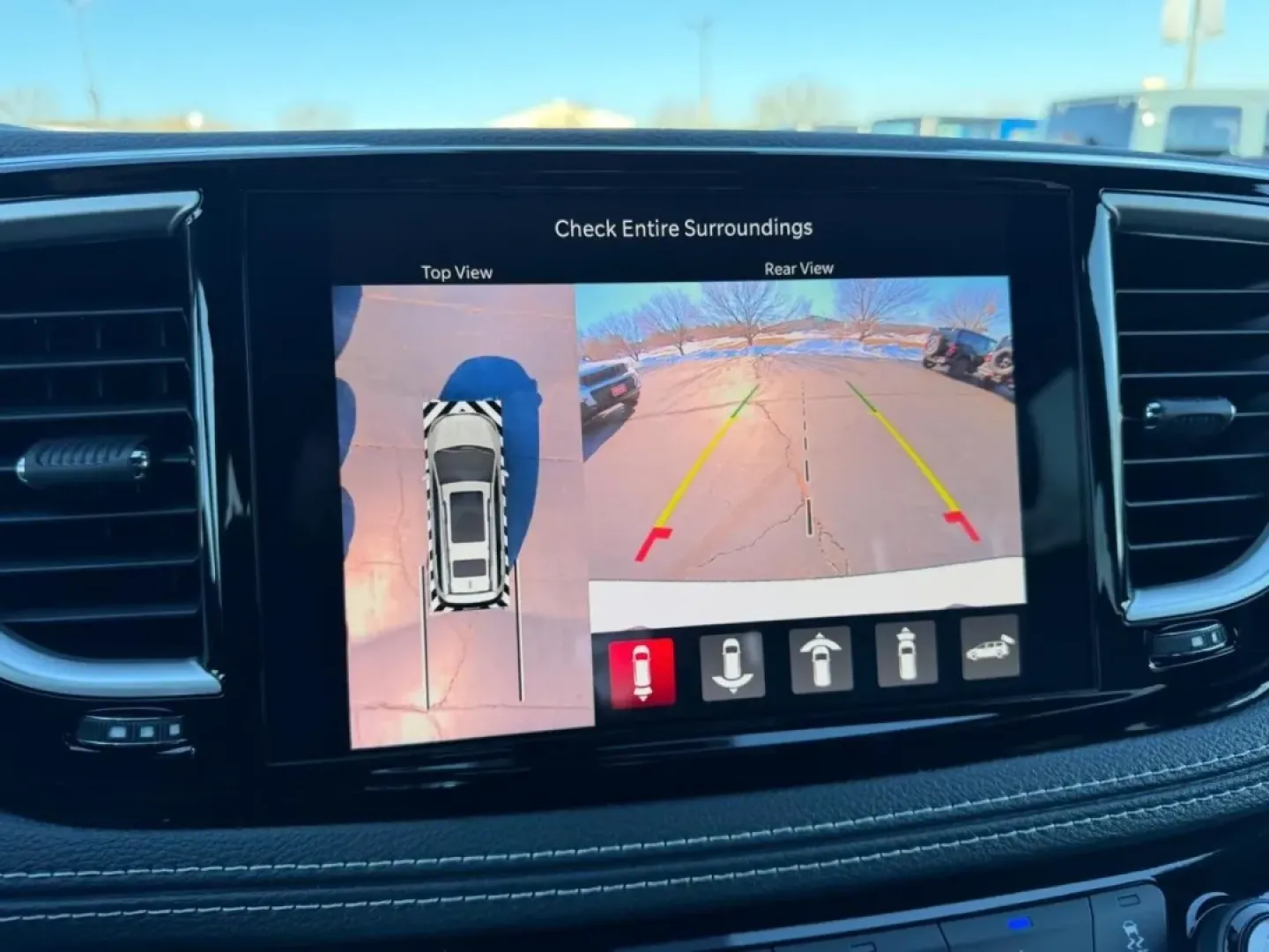 2026 /Black Leather Chrysler Pacifica Select (2C4RC1BG1TR) with an 3.6L V6 24V VVT UPG I engine, Automatic transmission, located at 970 Woodlawn Dr., Farmington, MO, 63640, (573) 431-7800, 37.825642, -90.468674 - Embark on your next family adventure with the 2026 Chrysler Pacifica, a minivan designed to make every journey memorable. Whether you are planning a weekend getaway to explore the scenic Ozarks or simply navigating the daily grind of school drop-offs and errands in Farmington, MO, this vehicle is yo - Photo#24