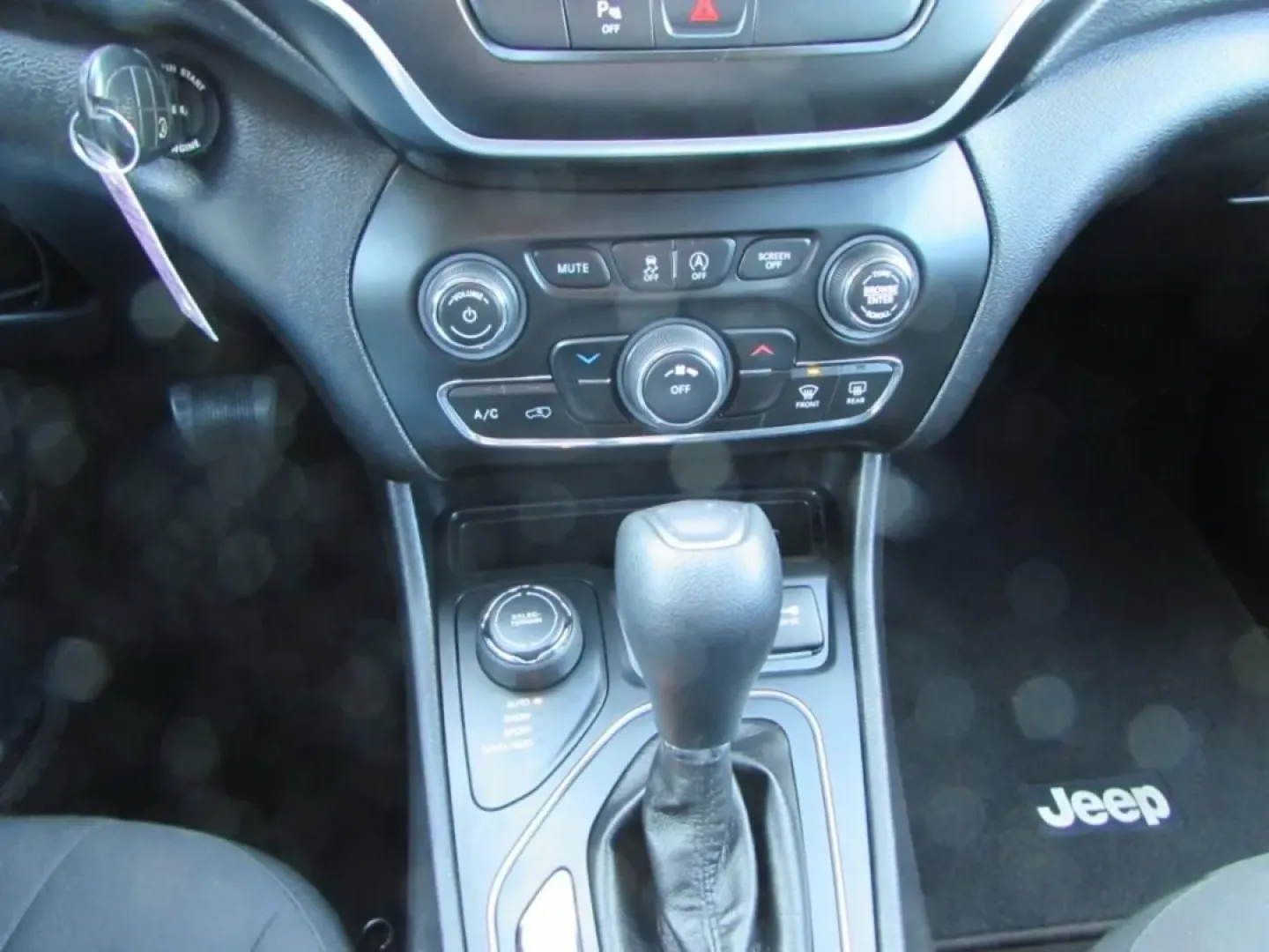 2019 /Black Jeep Cherokee Latitude (1C4PJMCBXKD) with an Other engine, Automatic transmission, located at 12830 Highway 21, De Soto, MO, 63020, (636) 337-7777, 38.153099, -90.573624 - **Adventure Awaits: Discover the 2019 Jeep Cherokee Latitude at Pettus CDJR DeSoto!**<br /> <br /> Are you ready to elevate your weekend getaways and daily commutes? This 2019 Jeep Cherokee Latitude is the perfect companion for those seeking a blend of comfort, capability, and style. Whether you're - Photo#21