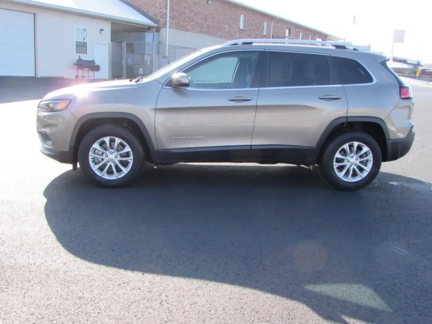 2019 /Black Jeep Cherokee Latitude (1C4PJMCBXKD) with an Other engine, Automatic transmission, located at 12830 Highway 21, De Soto, MO, 63020, (636) 337-7777, 38.153099, -90.573624 - **Adventure Awaits: Discover the 2019 Jeep Cherokee Latitude at Pettus CDJR DeSoto!**<br /> <br /> Are you ready to elevate your weekend getaways and daily commutes? This 2019 Jeep Cherokee Latitude is the perfect companion for those seeking a blend of comfort, capability, and style. Whether you're - Photo#3
