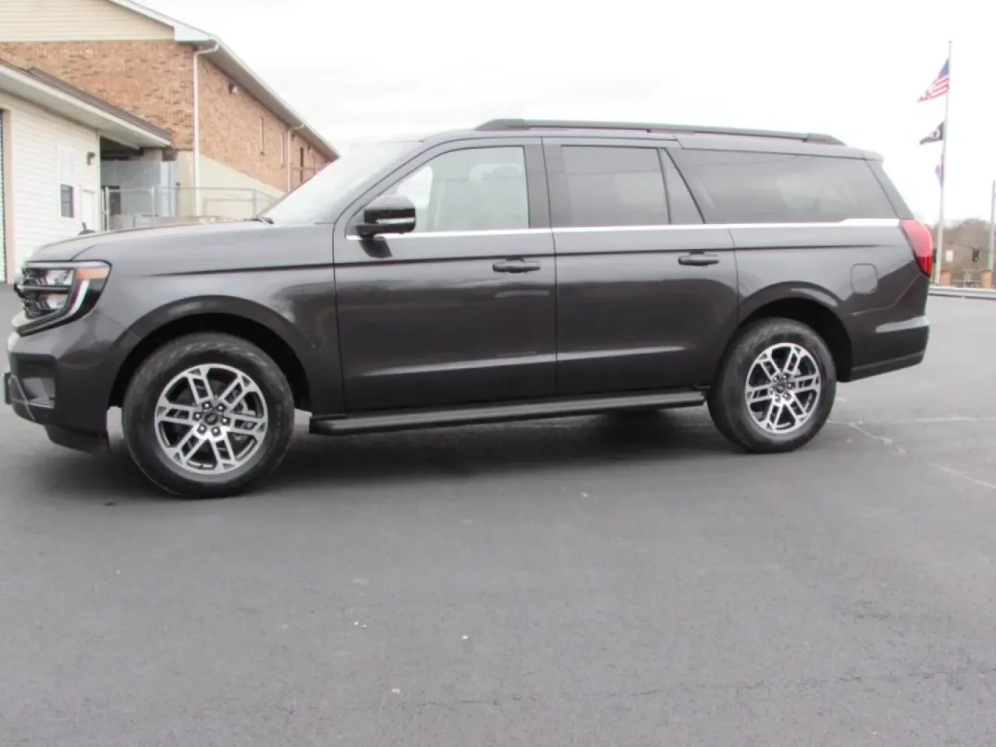 2025 /Dark Gray Ford Expedition Max Active (1FMJK1J85SE) with an 3.5L EcoBoost V6 engine, Automatic transmission, located at 12836 Highway 21, De Soto, MO, 63020, (636) 337-7777, 38.151867, -90.575615 - **Adventure Awaits with the 2025 Ford Expedition Max The Ultimate Family SUV!** <br /> <br /> Are you ready to elevate your family adventures? The 2025 Ford Expedition Max is designed for those who crave space, comfort, and performance. Whether you're navigating the daily commute or embarking on a - Photo#3