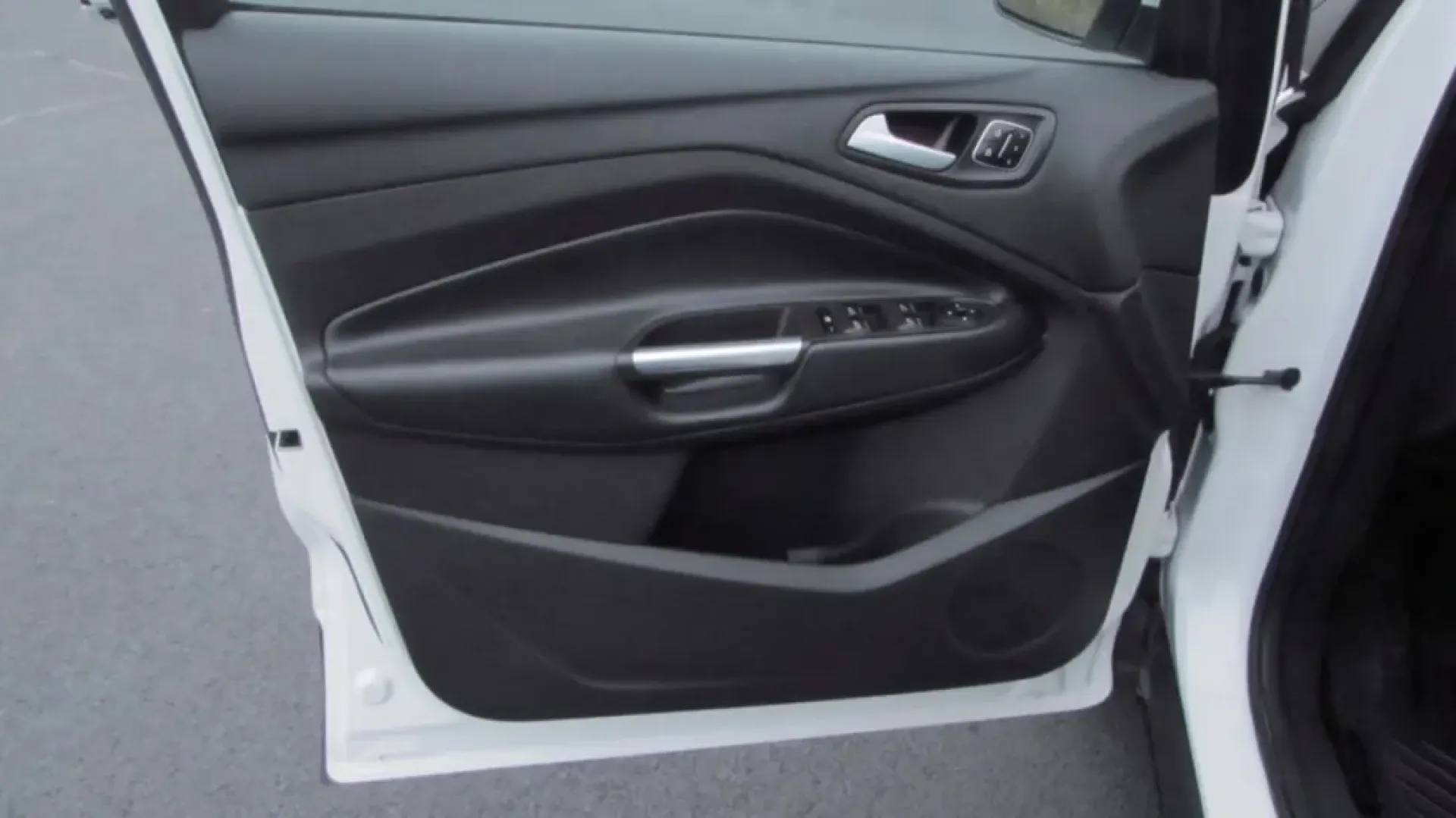 2019 /Charcoal Black Ford Escape Titanium (1FMCU0J95KU) with an Other engine, Automatic transmission, located at 12836 Highway 21, De Soto, MO, 63020, (636) 337-7777, 38.151867, -90.575615 - **Discover Endless Adventures with the 2019 Ford Escape Titanium at Pettus Ford De Soto!**<br /> <br /> Are you ready to elevate your daily commute or embark on spontaneous weekend getaways? The 2019 Ford Escape Titanium is the perfect blend of style, comfort, and performance, designed for those who - Photo#10