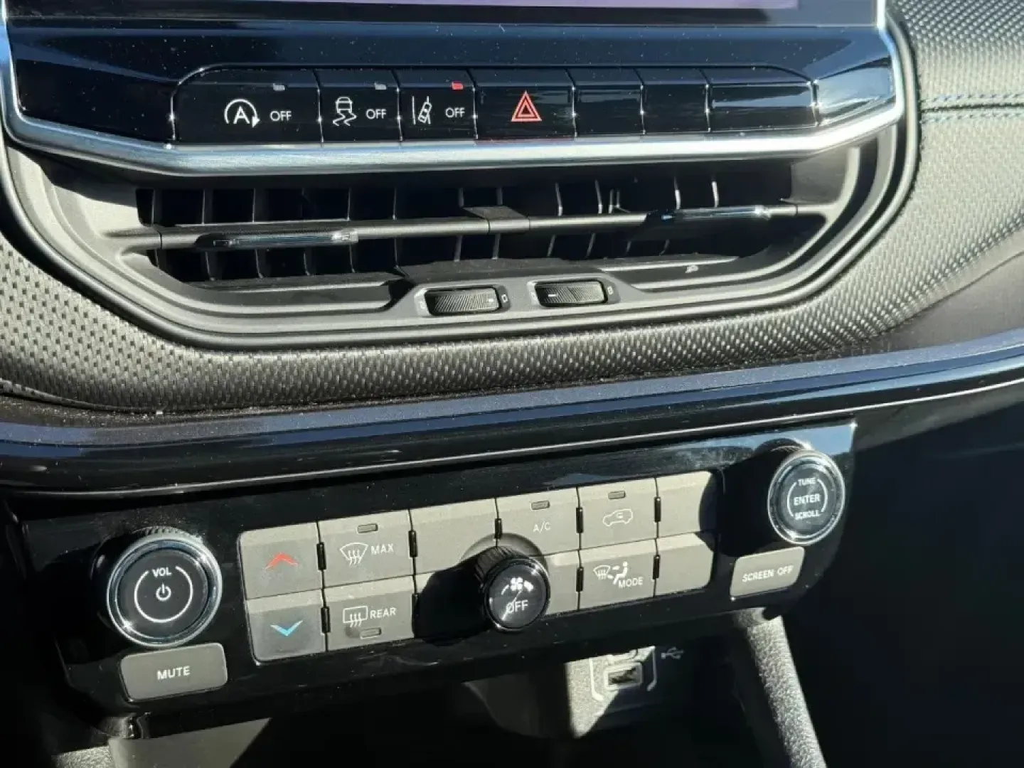 2026 /Black Cloth Jeep Compass Latitude (3C4NJDBN5TT) with an 2.0L engine, Automatic transmission, located at 970 Woodlawn Dr., Farmington, MO, 63640, (573) 431-7800, 37.825642, -90.468674 - Are you ready to elevate your adventures and make lasting memories on the open road? Whether it's a weekend escape to the stunning Ozark National Scenic Riverways or a daily commute through the vibrant streets of Farmington, the 2026 Jeep Compass is your ideal companion. Offering a perfect blend of - Photo#12