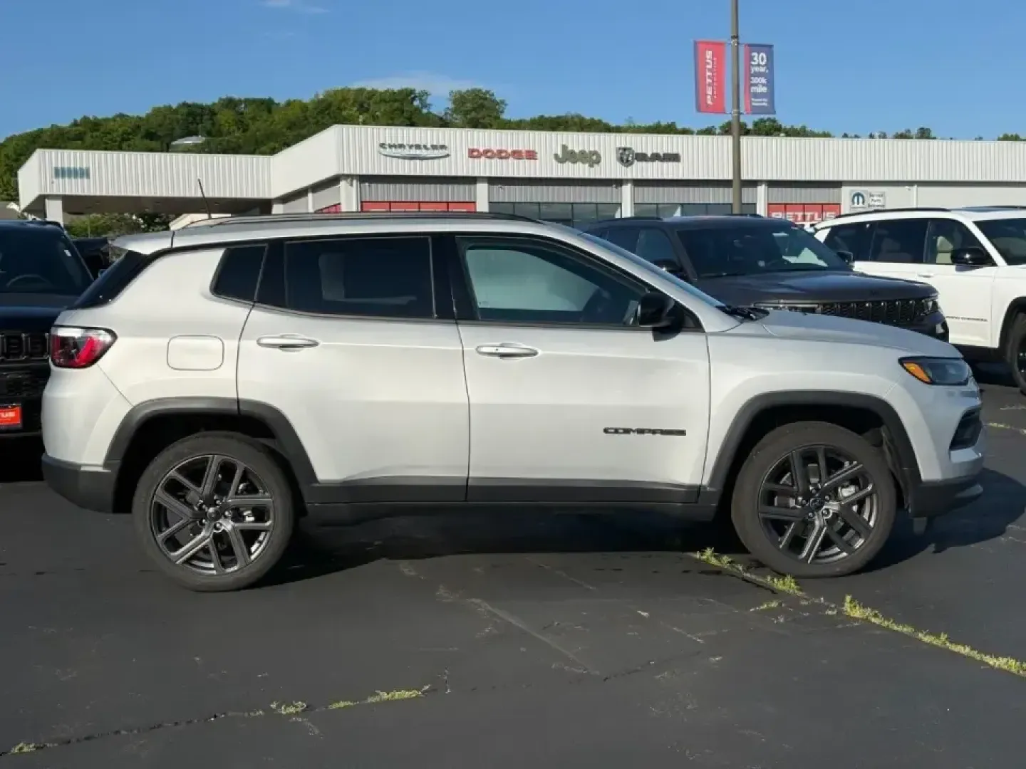 2026 /Black Cloth Jeep Compass Latitude (3C4NJDBN5TT) with an 2.0L engine, Automatic transmission, located at 970 Woodlawn Dr., Farmington, MO, 63640, (573) 431-7800, 37.825642, -90.468674 - Are you ready to elevate your adventures and make lasting memories on the open road? Whether it's a weekend escape to the stunning Ozark National Scenic Riverways or a daily commute through the vibrant streets of Farmington, the 2026 Jeep Compass is your ideal companion. Offering a perfect blend of - Photo#1
