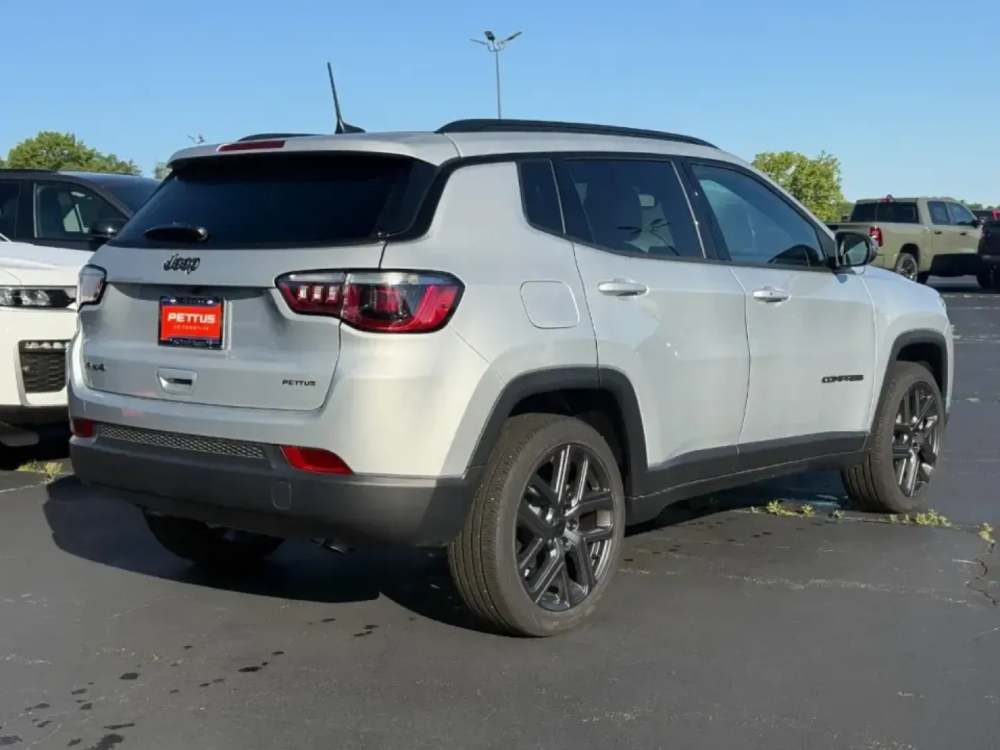 2026 /Black Cloth Jeep Compass Latitude (3C4NJDBN5TT) with an 2.0L engine, Automatic transmission, located at 970 Woodlawn Dr., Farmington, MO, 63640, (573) 431-7800, 37.825642, -90.468674 - Are you ready to elevate your adventures and make lasting memories on the open road? Whether it's a weekend escape to the stunning Ozark National Scenic Riverways or a daily commute through the vibrant streets of Farmington, the 2026 Jeep Compass is your ideal companion. Offering a perfect blend of - Photo#2