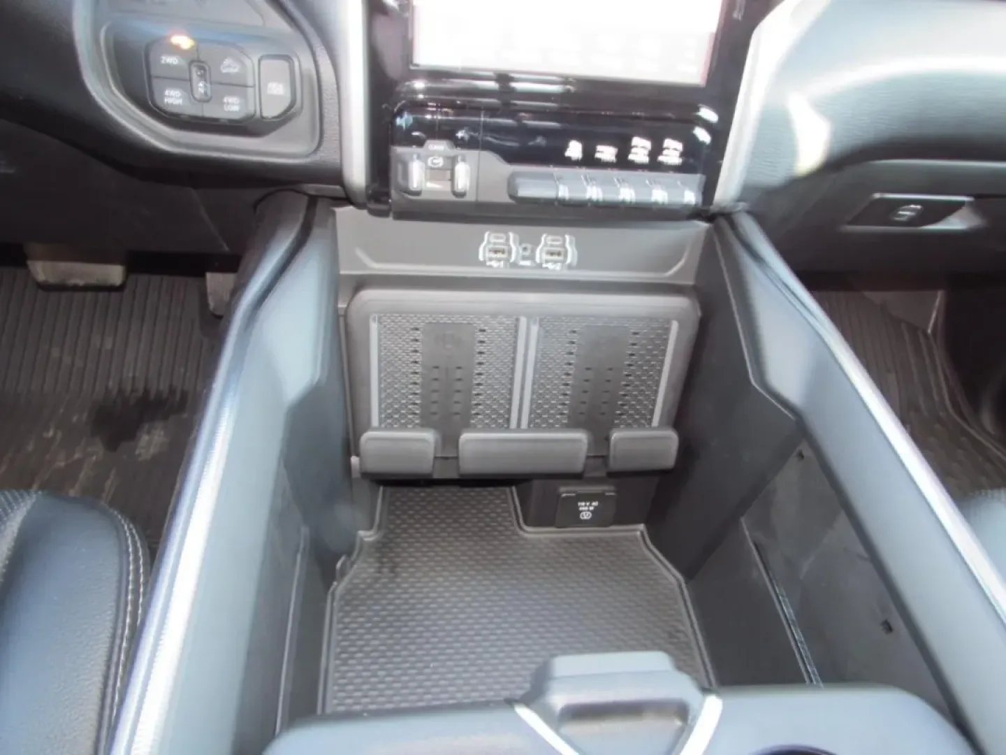 2026 /Black Ram 2500 Rebel (3C6UR5EJ3TG) with an Other engine, located at 12830 Highway 21, De Soto, MO, 63020, (636) 337-7777, 38.153099, -90.573624 - Are you ready to elevate your weekend adventures while tackling the toughest jobs? Look no further than this exceptional 2026 Ram 2500 Rebel, available now at Pettus CDJR DeSoto, your premier used car dealer located at 12830 Highway 21, De Soto, MO 63020. With only 5 miles on the odometer, this truc - Photo#25