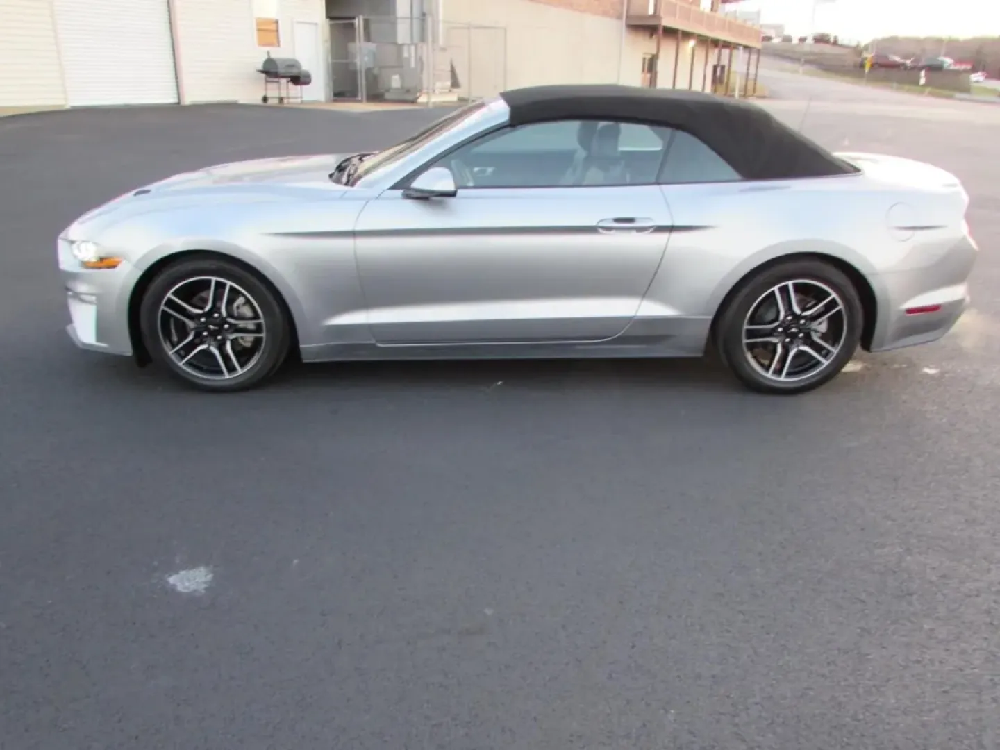 2022 /Ebony Ford Mustang EcoBoost Premium (1FATP8UHXN5) with an Other engine, located at 12836 Highway 21, De Soto, MO, 63020, (636) 337-7777, 38.151867, -90.575615 - **Unleash Your Spirit of Adventure with the 2022 Ford Mustang Convertible!**<br /> <br /> Are you ready to elevate your driving experience? The 2022 Ford Mustang Convertible is not just a car; it's a lifestyle choice. Imagine cruising down the scenic highways of De Soto, MO, with the wind in your ha - Photo#3