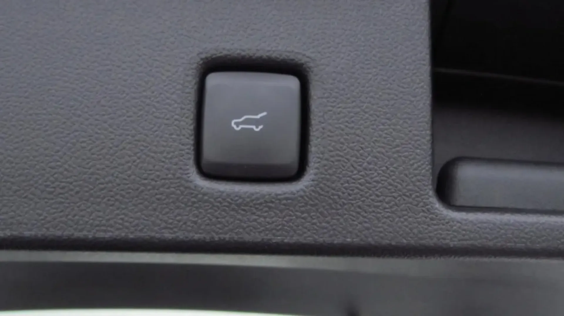 2026 /Ebony Ford Escape ST-Line (1FMCU9MN2TU) with an 1.5L engine, 8A transmission, located at 12836 Highway 21, De Soto, MO, 63020, (636) 337-7777, 38.151867, -90.575615 - **Adventure Awaits with the 2026 Ford Escape ST-Line at Pettus Ford De Soto!**<br /> <br /> Are you ready to elevate your weekend getaways or daily commutes? The 2026 Ford Escape ST-Line is the perfect companion for those who crave both style and versatility. Whether you're planning family road trip - Photo#23