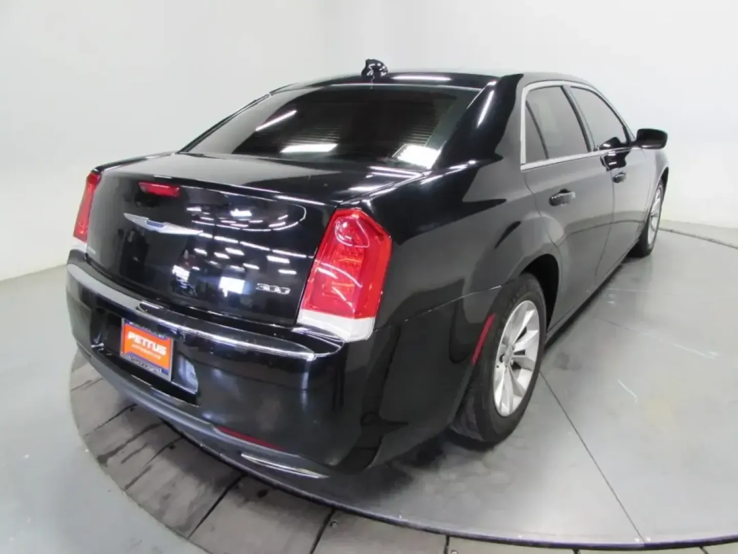 2020 /Black Chrysler 300 Touring (2C3CCAAG1LH) with an 3.6L V6 SOHC 24V engine, Automatic transmission, located at 12830 Highway 21, De Soto, MO, 63020, (636) 337-7777, 38.153099, -90.573624 - **Unleash Your Drive with the 2020 Chrysler 300: A Perfect Blend of Style and Comfort!**<br /> <br /> Imagine hitting the open road in a vehicle that perfectly combines elegance with performance-the 2020 Chrysler 300 is designed for those who appreciate the finer things in life while enjoying the th - Photo#6