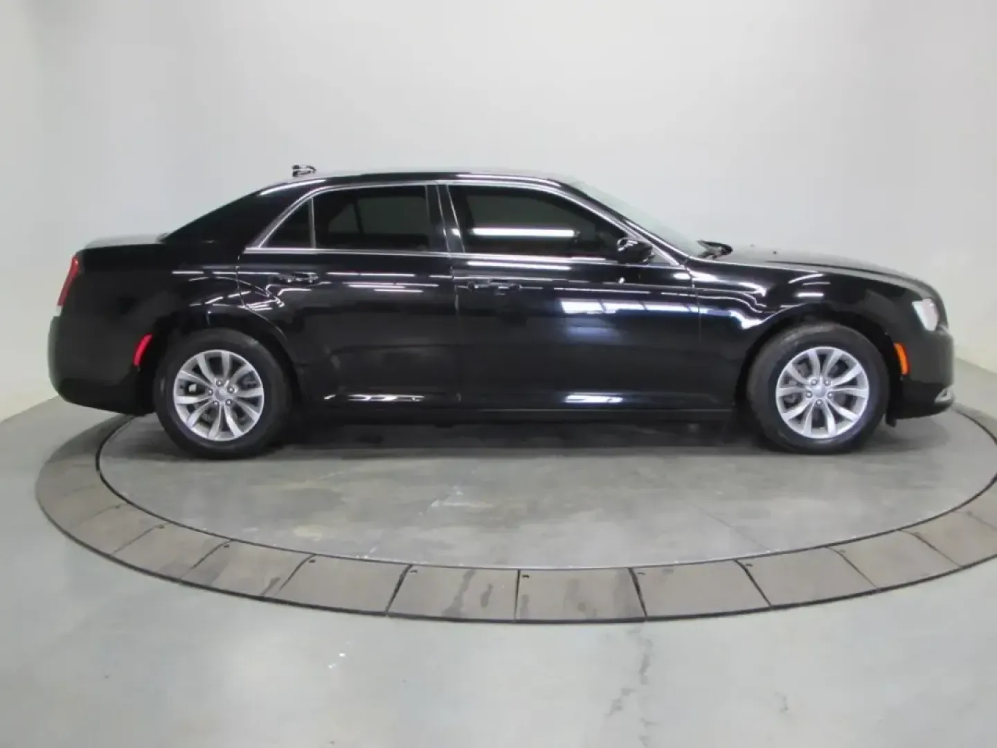 2020 /Black Chrysler 300 Touring (2C3CCAAG1LH) with an 3.6L V6 SOHC 24V engine, Automatic transmission, located at 12830 Highway 21, De Soto, MO, 63020, (636) 337-7777, 38.153099, -90.573624 - **Unleash Your Drive with the 2020 Chrysler 300: A Perfect Blend of Style and Comfort!**<br /> <br /> Imagine hitting the open road in a vehicle that perfectly combines elegance with performance-the 2020 Chrysler 300 is designed for those who appreciate the finer things in life while enjoying the th - Photo#7