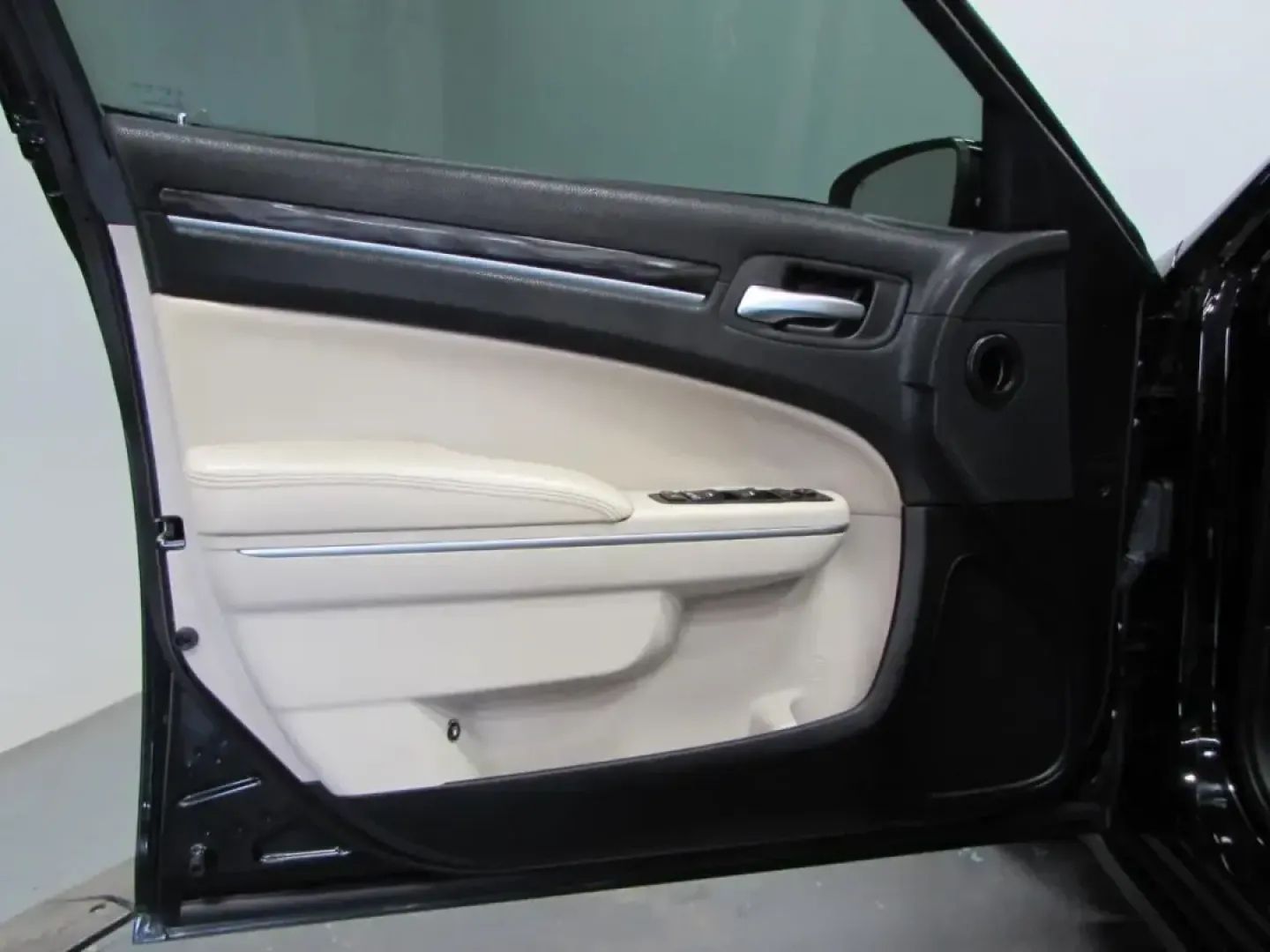 2020 /Black Chrysler 300 Touring (2C3CCAAG1LH) with an 3.6L V6 SOHC 24V engine, Automatic transmission, located at 12830 Highway 21, De Soto, MO, 63020, (636) 337-7777, 38.153099, -90.573624 - **Unleash Your Drive with the 2020 Chrysler 300: A Perfect Blend of Style and Comfort!**<br /> <br /> Imagine hitting the open road in a vehicle that perfectly combines elegance with performance-the 2020 Chrysler 300 is designed for those who appreciate the finer things in life while enjoying the th - Photo#11