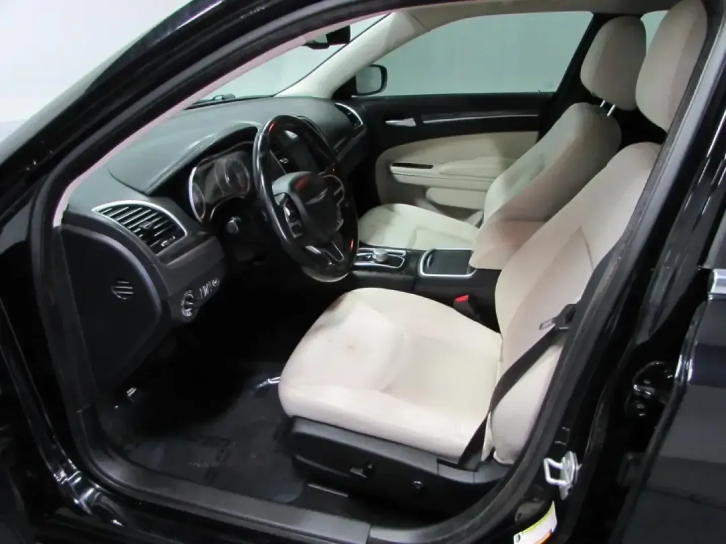 2020 /Black Chrysler 300 Touring (2C3CCAAG1LH) with an 3.6L V6 SOHC 24V engine, Automatic transmission, located at 12830 Highway 21, De Soto, MO, 63020, (636) 337-7777, 38.153099, -90.573624 - **Unleash Your Drive with the 2020 Chrysler 300: A Perfect Blend of Style and Comfort!**<br /> <br /> Imagine hitting the open road in a vehicle that perfectly combines elegance with performance-the 2020 Chrysler 300 is designed for those who appreciate the finer things in life while enjoying the th - Photo#12