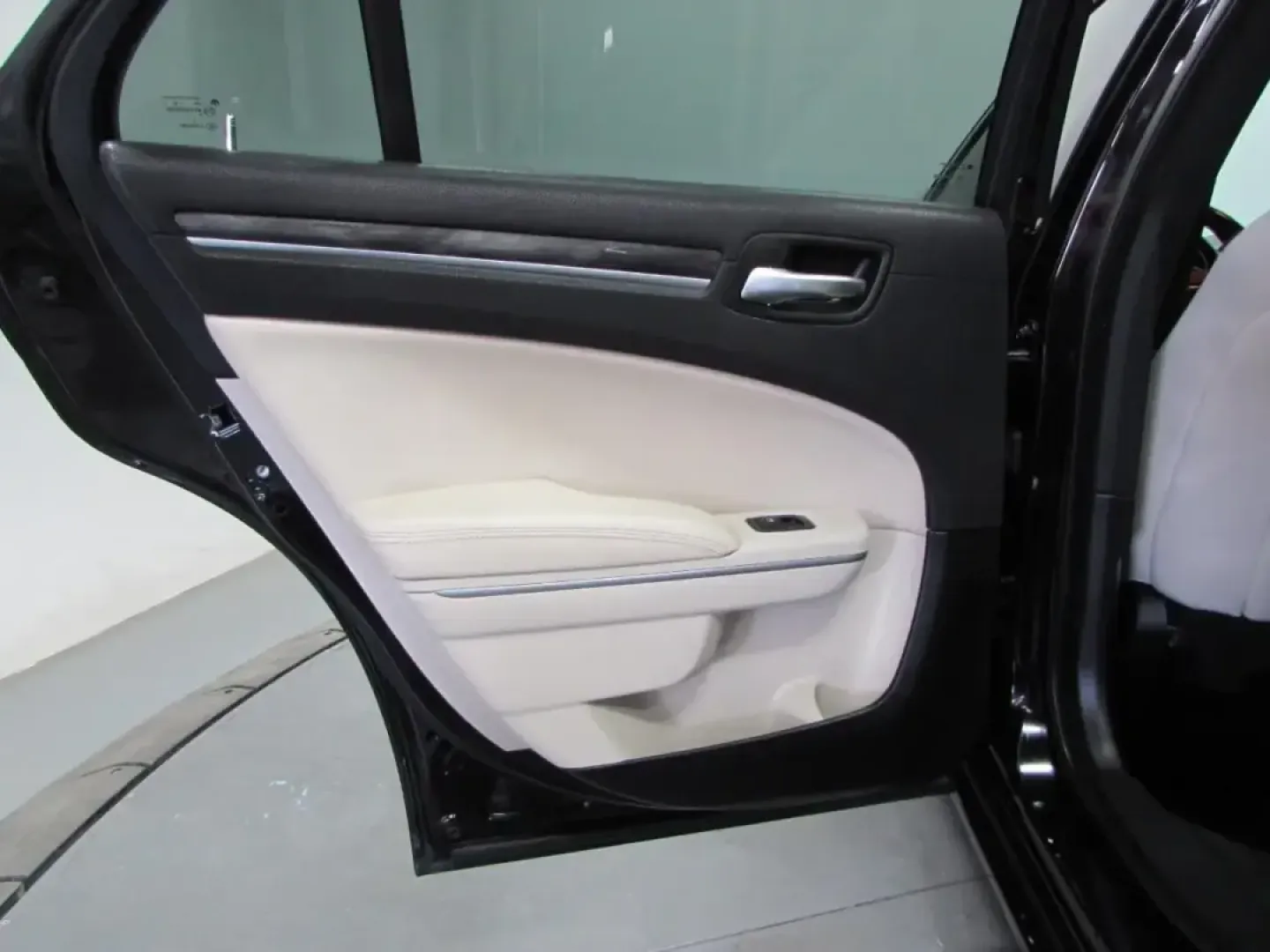 2020 /Black Chrysler 300 Touring (2C3CCAAG1LH) with an 3.6L V6 SOHC 24V engine, Automatic transmission, located at 12830 Highway 21, De Soto, MO, 63020, (636) 337-7777, 38.153099, -90.573624 - **Unleash Your Drive with the 2020 Chrysler 300: A Perfect Blend of Style and Comfort!**<br /> <br /> Imagine hitting the open road in a vehicle that perfectly combines elegance with performance-the 2020 Chrysler 300 is designed for those who appreciate the finer things in life while enjoying the th - Photo#13