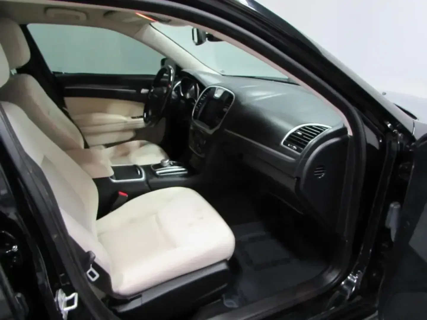 2020 /Black Chrysler 300 Touring (2C3CCAAG1LH) with an 3.6L V6 SOHC 24V engine, Automatic transmission, located at 12830 Highway 21, De Soto, MO, 63020, (636) 337-7777, 38.153099, -90.573624 - **Unleash Your Drive with the 2020 Chrysler 300: A Perfect Blend of Style and Comfort!**<br /> <br /> Imagine hitting the open road in a vehicle that perfectly combines elegance with performance-the 2020 Chrysler 300 is designed for those who appreciate the finer things in life while enjoying the th - Photo#16