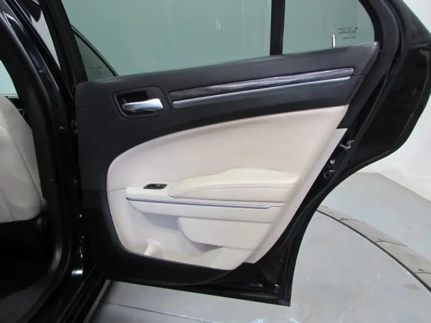 2020 /Black Chrysler 300 Touring (2C3CCAAG1LH) with an 3.6L V6 SOHC 24V engine, Automatic transmission, located at 12830 Highway 21, De Soto, MO, 63020, (636) 337-7777, 38.153099, -90.573624 - **Unleash Your Drive with the 2020 Chrysler 300: A Perfect Blend of Style and Comfort!**<br /> <br /> Imagine hitting the open road in a vehicle that perfectly combines elegance with performance-the 2020 Chrysler 300 is designed for those who appreciate the finer things in life while enjoying the th - Photo#17