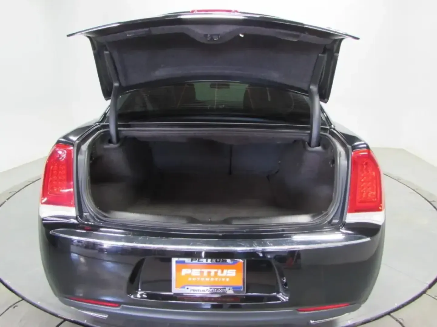 2020 /Black Chrysler 300 Touring (2C3CCAAG1LH) with an 3.6L V6 SOHC 24V engine, Automatic transmission, located at 12830 Highway 21, De Soto, MO, 63020, (636) 337-7777, 38.153099, -90.573624 - **Unleash Your Drive with the 2020 Chrysler 300: A Perfect Blend of Style and Comfort!**<br /> <br /> Imagine hitting the open road in a vehicle that perfectly combines elegance with performance-the 2020 Chrysler 300 is designed for those who appreciate the finer things in life while enjoying the th - Photo#10
