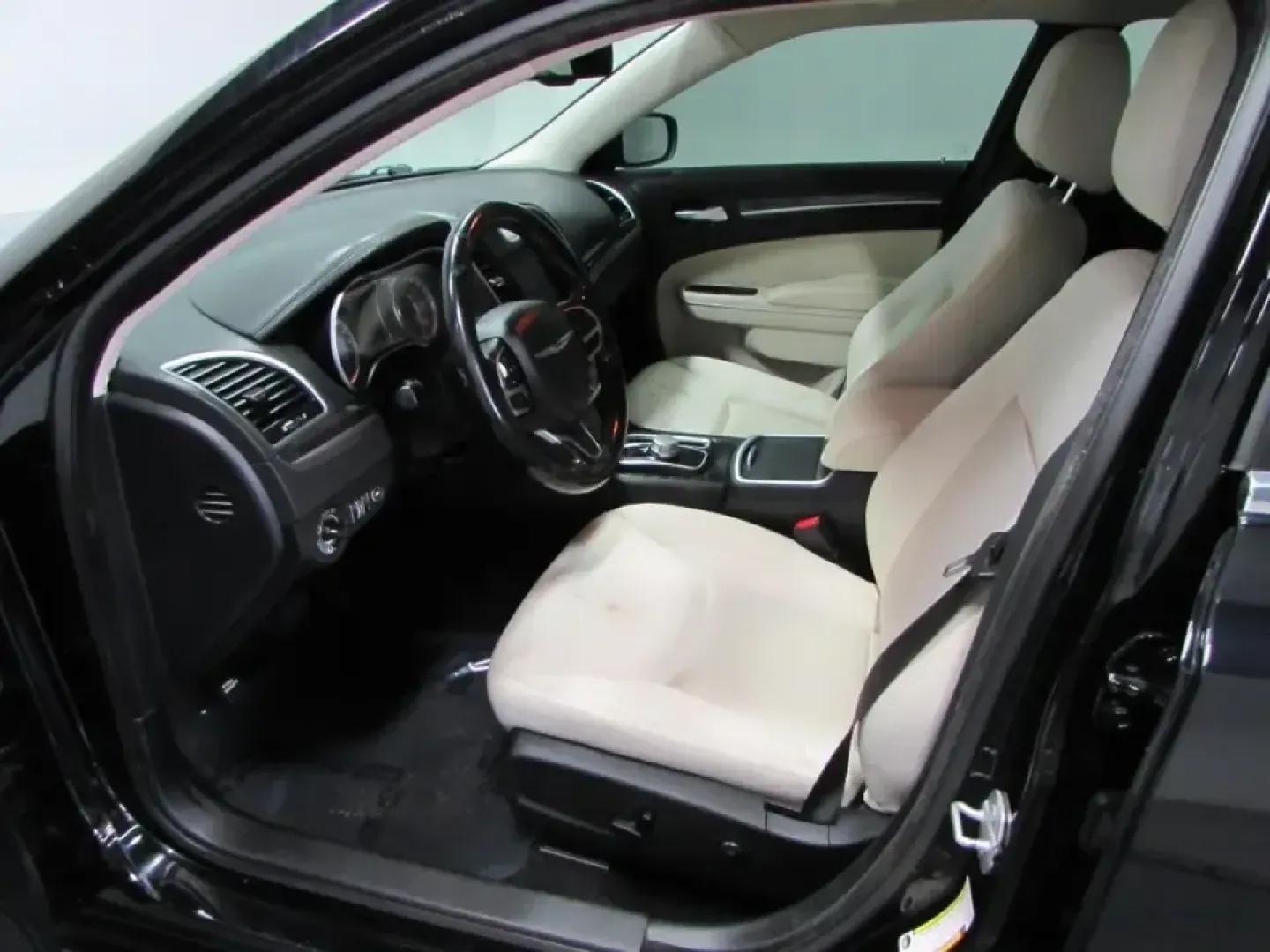 2020 /Black Chrysler 300 Touring (2C3CCAAG1LH) with an 3.6L V6 SOHC 24V engine, Automatic transmission, located at 12830 Highway 21, De Soto, MO, 63020, (636) 337-7777, 38.153099, -90.573624 - **Unleash Your Drive with the 2020 Chrysler 300: A Perfect Blend of Style and Comfort!**<br /> <br /> Imagine hitting the open road in a vehicle that perfectly combines elegance with performance-the 2020 Chrysler 300 is designed for those who appreciate the finer things in life while enjoying the th - Photo#12