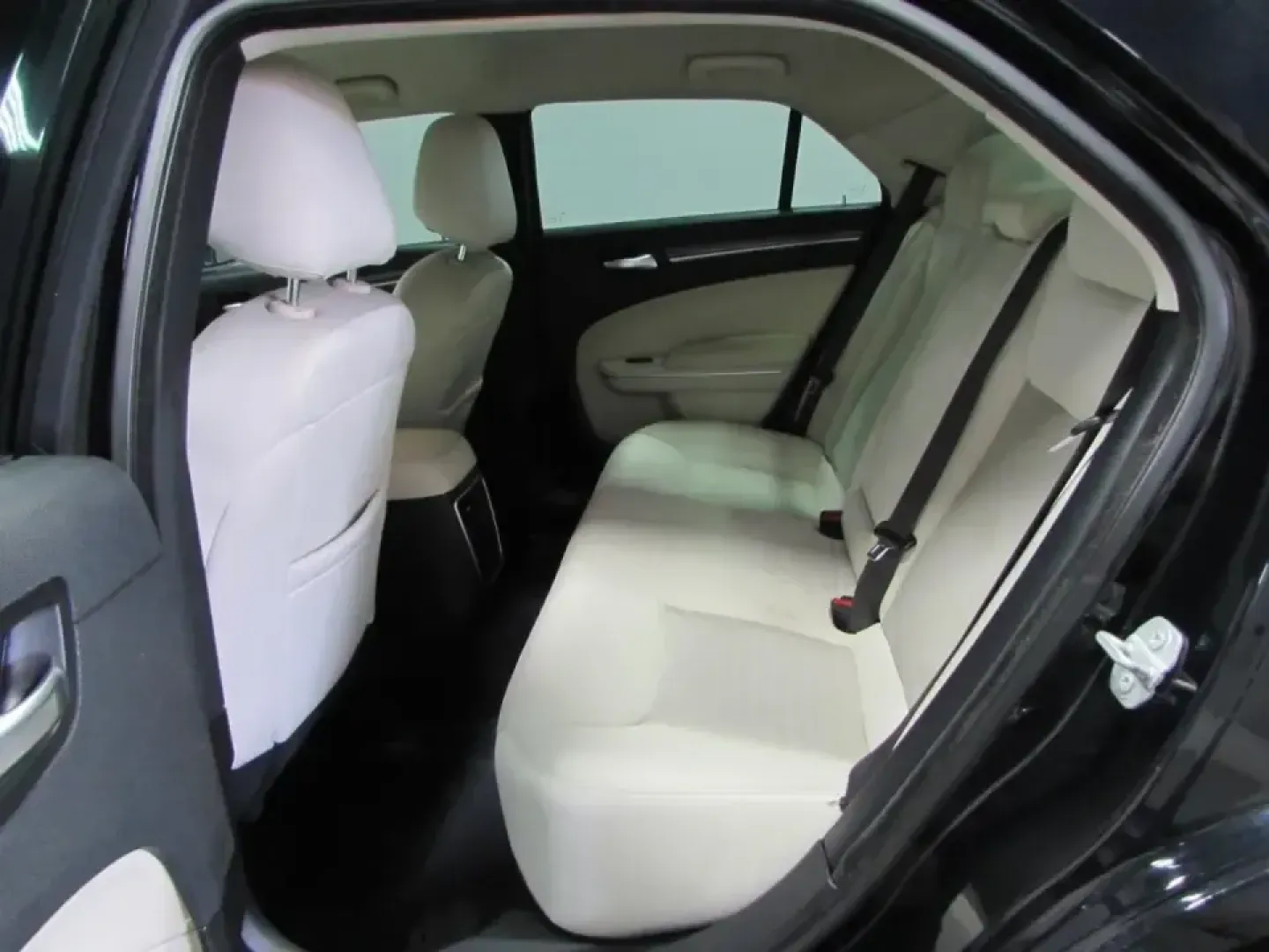 2020 /Black Chrysler 300 Touring (2C3CCAAG1LH) with an 3.6L V6 SOHC 24V engine, Automatic transmission, located at 12830 Highway 21, De Soto, MO, 63020, (636) 337-7777, 38.153099, -90.573624 - **Unleash Your Drive with the 2020 Chrysler 300: A Perfect Blend of Style and Comfort!**<br /> <br /> Imagine hitting the open road in a vehicle that perfectly combines elegance with performance-the 2020 Chrysler 300 is designed for those who appreciate the finer things in life while enjoying the th - Photo#14