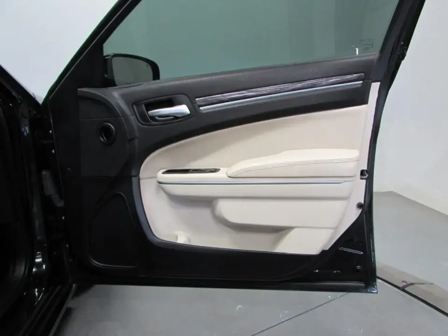 2020 /Black Chrysler 300 Touring (2C3CCAAG1LH) with an 3.6L V6 SOHC 24V engine, Automatic transmission, located at 12830 Highway 21, De Soto, MO, 63020, (636) 337-7777, 38.153099, -90.573624 - **Unleash Your Drive with the 2020 Chrysler 300: A Perfect Blend of Style and Comfort!**<br /> <br /> Imagine hitting the open road in a vehicle that perfectly combines elegance with performance-the 2020 Chrysler 300 is designed for those who appreciate the finer things in life while enjoying the th - Photo#15
