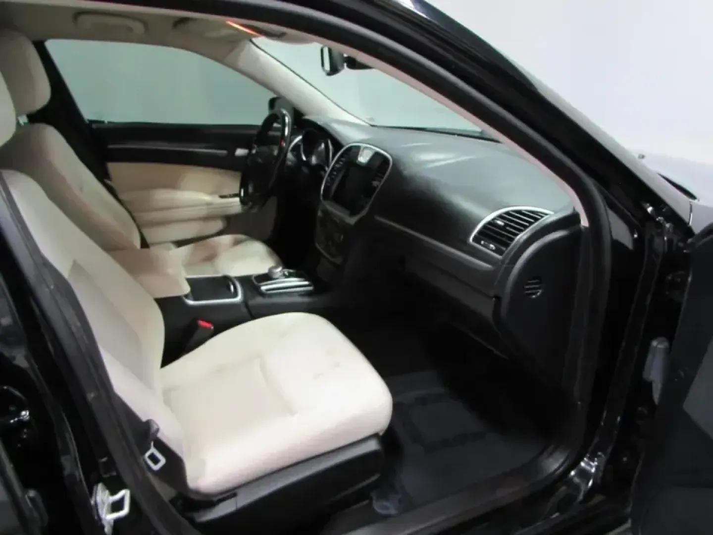 2020 /Black Chrysler 300 Touring (2C3CCAAG1LH) with an 3.6L V6 SOHC 24V engine, Automatic transmission, located at 12830 Highway 21, De Soto, MO, 63020, (636) 337-7777, 38.153099, -90.573624 - **Unleash Your Drive with the 2020 Chrysler 300: A Perfect Blend of Style and Comfort!**<br /> <br /> Imagine hitting the open road in a vehicle that perfectly combines elegance with performance-the 2020 Chrysler 300 is designed for those who appreciate the finer things in life while enjoying the th - Photo#16