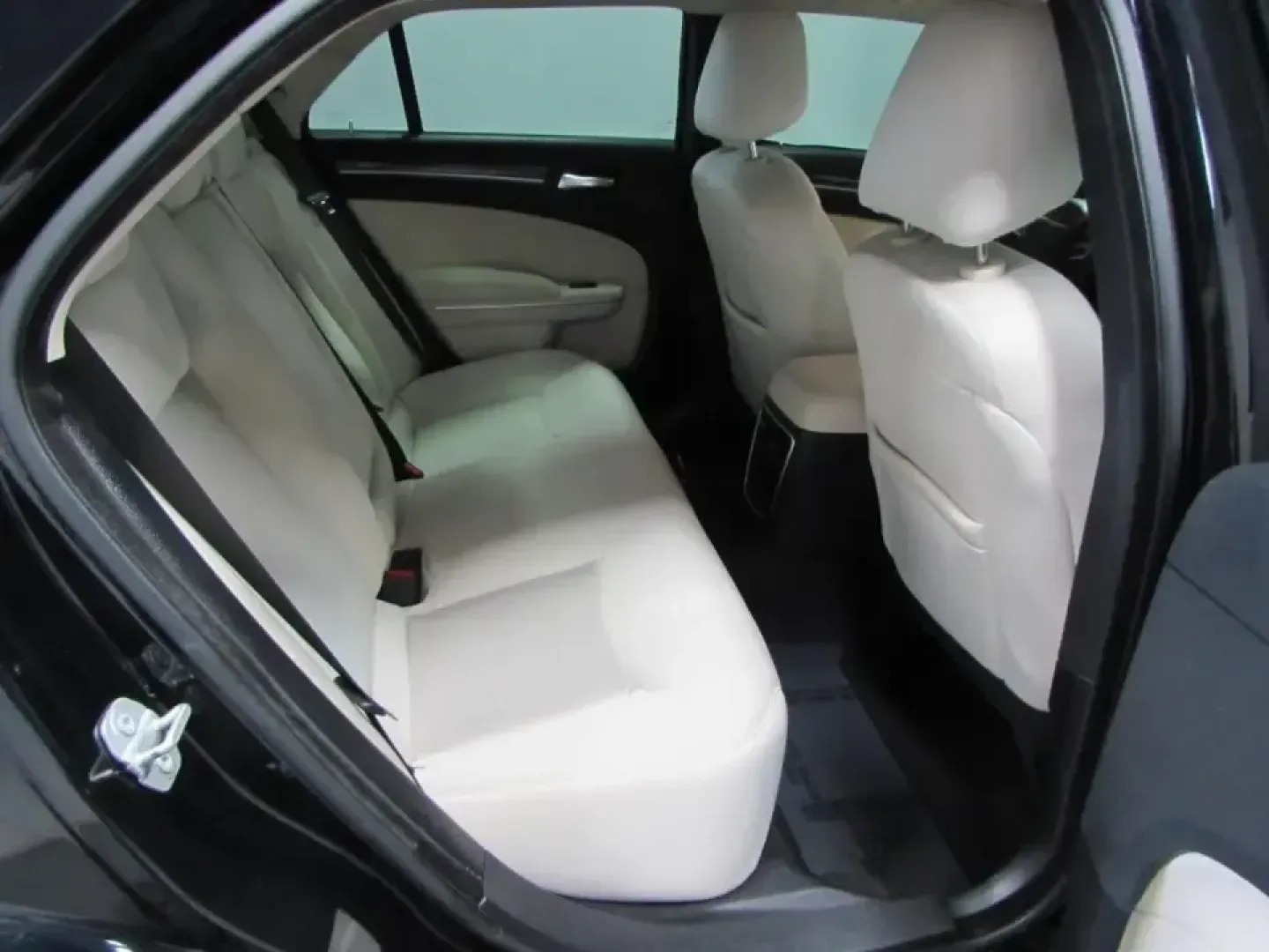 2020 /Black Chrysler 300 Touring (2C3CCAAG1LH) with an 3.6L V6 SOHC 24V engine, Automatic transmission, located at 12830 Highway 21, De Soto, MO, 63020, (636) 337-7777, 38.153099, -90.573624 - **Unleash Your Drive with the 2020 Chrysler 300: A Perfect Blend of Style and Comfort!**<br /> <br /> Imagine hitting the open road in a vehicle that perfectly combines elegance with performance-the 2020 Chrysler 300 is designed for those who appreciate the finer things in life while enjoying the th - Photo#18