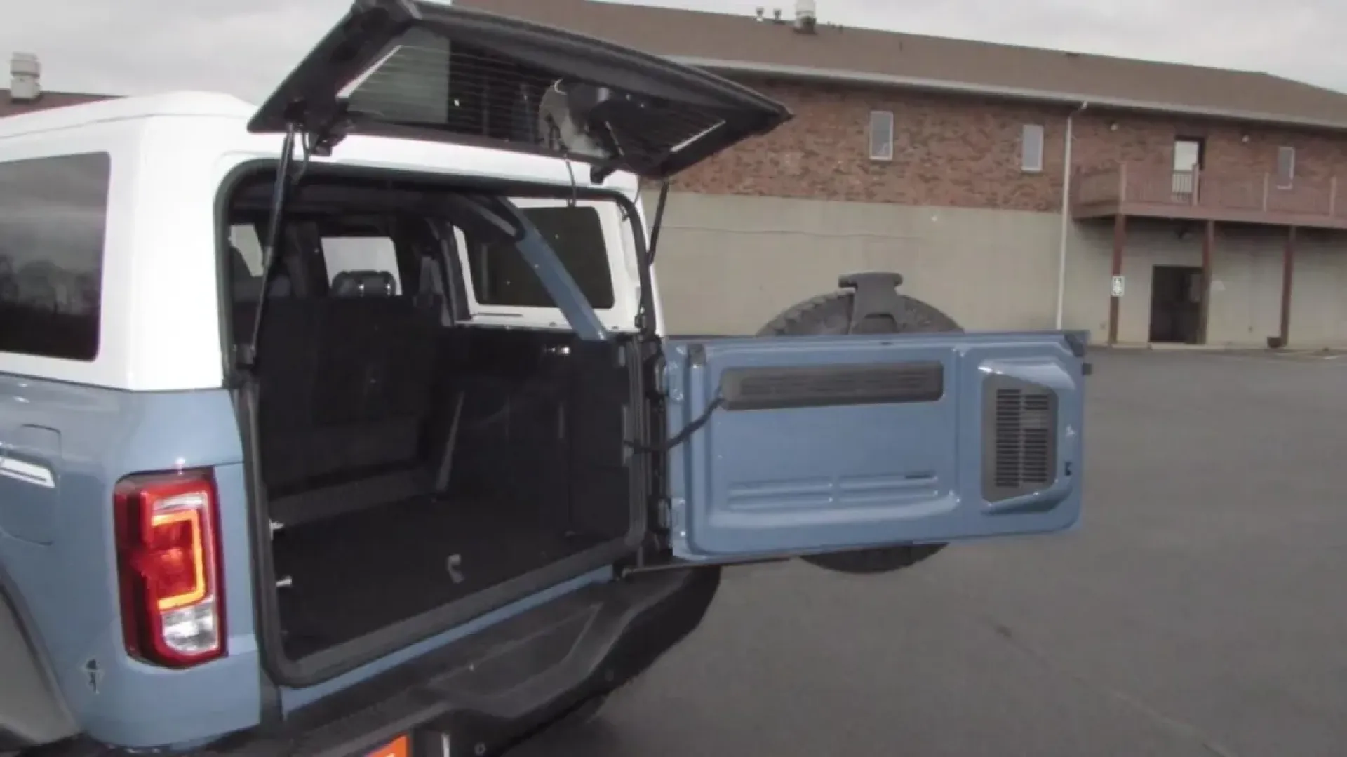 2025 /Navy Pier Ford Bronco Heritage Edition (1FMEE4DP7SL) with an 2.7L V6 engine, located at 12836 Highway 21, De Soto, MO, 63020, (636) 337-7777, 38.151867, -90.575615 - Explore the great outdoors and embark on unforgettable adventures with the 2025 Ford Bronco Heritage Edition, now available at Pettus Ford De Soto! This striking SUV, finished in a stunning Azure Gray, is perfect for individuals and families who crave a vehicle that can handle the rugged terrain and - Photo#26