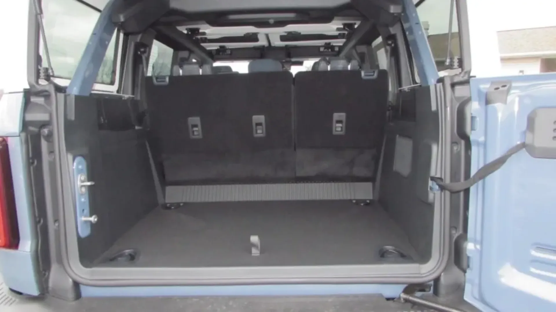 2025 /Navy Pier Ford Bronco Heritage Edition (1FMEE4DP7SL) with an 2.7L V6 engine, located at 12836 Highway 21, De Soto, MO, 63020, (636) 337-7777, 38.151867, -90.575615 - Explore the great outdoors and embark on unforgettable adventures with the 2025 Ford Bronco Heritage Edition, now available at Pettus Ford De Soto! This striking SUV, finished in a stunning Azure Gray, is perfect for individuals and families who crave a vehicle that can handle the rugged terrain and - Photo#27