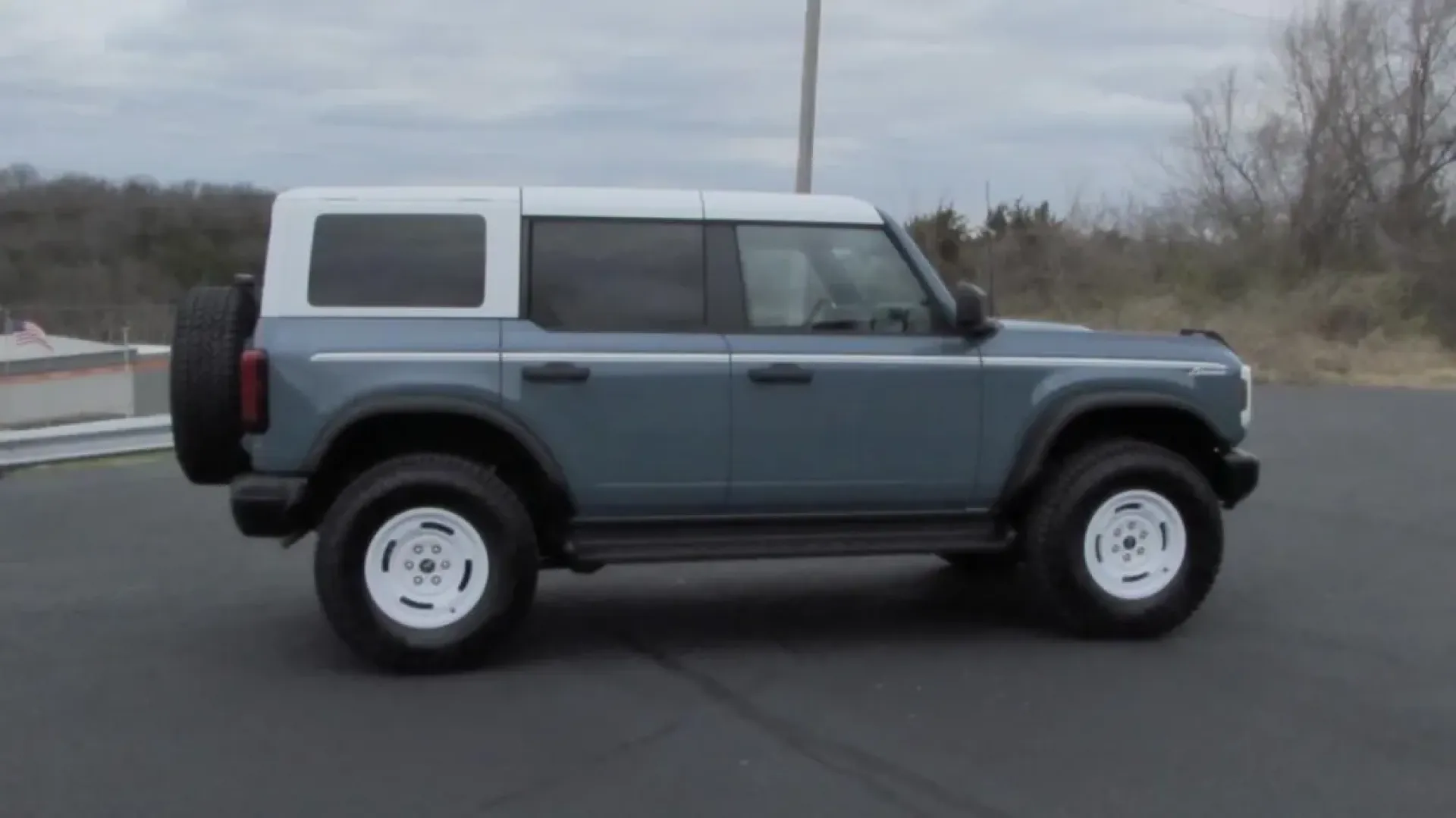 2025 /Navy Pier Ford Bronco Heritage Edition (1FMEE4DP7SL) with an 2.7L V6 engine, located at 12836 Highway 21, De Soto, MO, 63020, (636) 337-7777, 38.151867, -90.575615 - Explore the great outdoors and embark on unforgettable adventures with the 2025 Ford Bronco Heritage Edition, now available at Pettus Ford De Soto! This striking SUV, finished in a stunning Azure Gray, is perfect for individuals and families who crave a vehicle that can handle the rugged terrain and - Photo#7