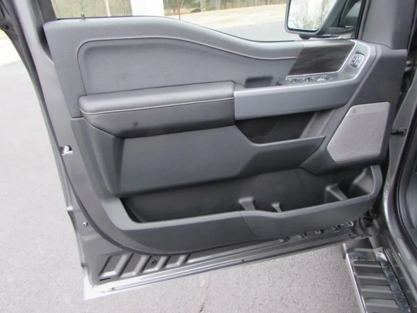 2026 /Black Ford F-150 LARIAT (1FTFW5L50TK) with an 5.0L engine, 6A transmission, located at 12836 Highway 21, De Soto, MO, 63020, (636) 337-7777, 38.151867, -90.575615 - **Elevate Your Adventures with the 2026 Ford F150 Lariat!**<br /> <br /> Are you ready to tackle the open road or navigate the rugged terrain with confidence? The 2026 Ford F150 Lariat is not just a truck; it's your ticket to adventure, perfect for those who crave exploration, whether it's weekend g - Photo#18