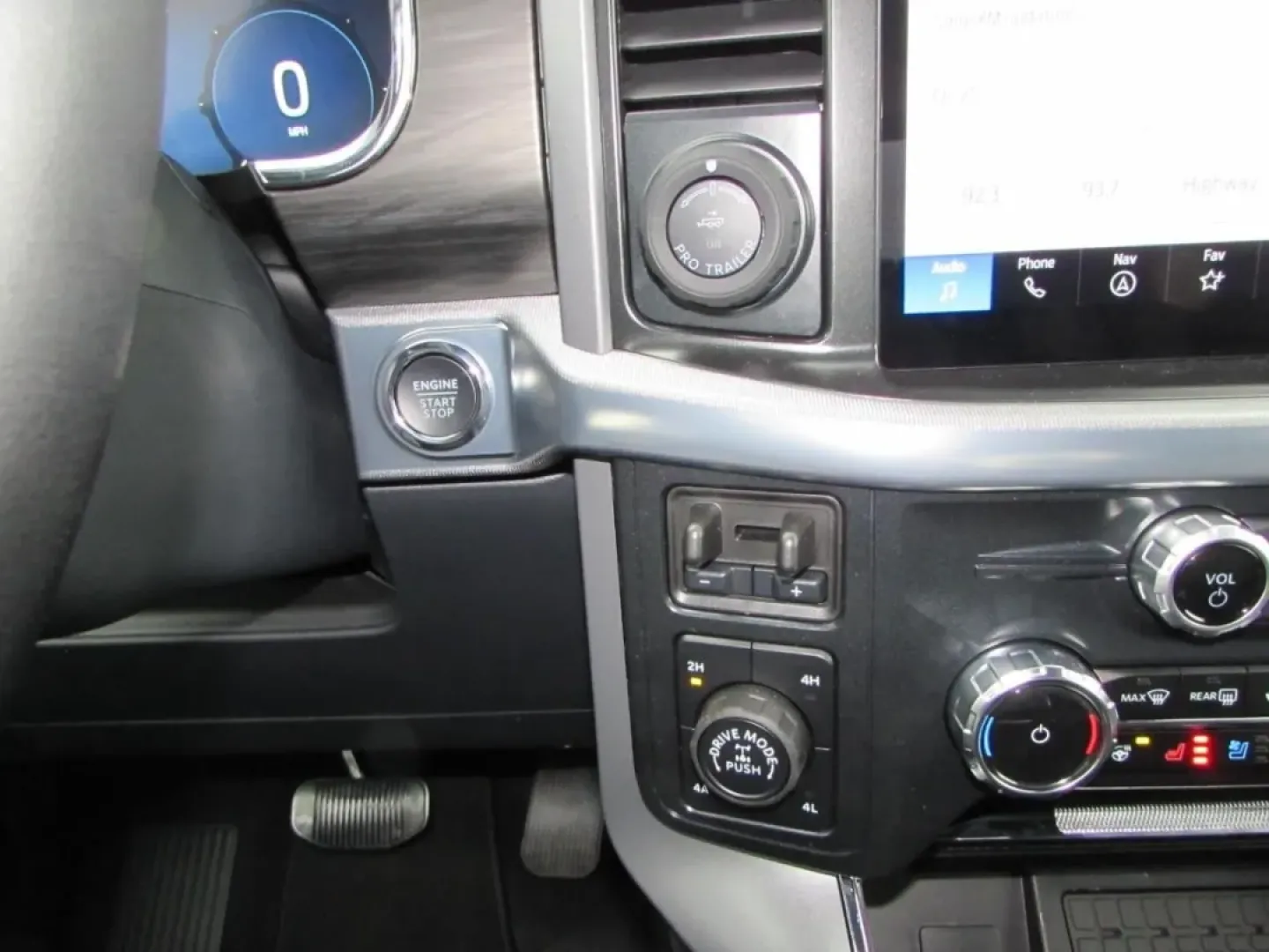 2026 /Black Ford F-150 LARIAT (1FTFW5L50TK) with an 5.0L engine, 6A transmission, located at 12836 Highway 21, De Soto, MO, 63020, (636) 337-7777, 38.151867, -90.575615 - **Elevate Your Adventures with the 2026 Ford F150 Lariat!**<br /> <br /> Are you ready to tackle the open road or navigate the rugged terrain with confidence? The 2026 Ford F150 Lariat is not just a truck; it's your ticket to adventure, perfect for those who crave exploration, whether it's weekend g - Photo#27