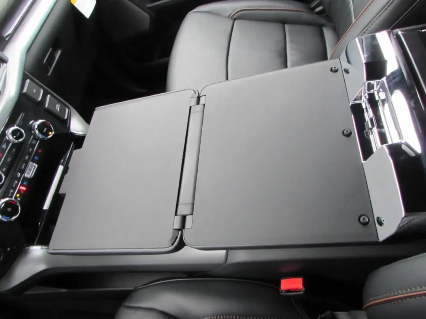 2026 /Black Ford F-150 LARIAT (1FTFW5L50TK) with an 5.0L engine, 6A transmission, located at 12836 Highway 21, De Soto, MO, 63020, (636) 337-7777, 38.151867, -90.575615 - **Elevate Your Adventures with the 2026 Ford F150 Lariat!**<br /> <br /> Are you ready to tackle the open road or navigate the rugged terrain with confidence? The 2026 Ford F150 Lariat is not just a truck; it's your ticket to adventure, perfect for those who crave exploration, whether it's weekend g - Photo#30