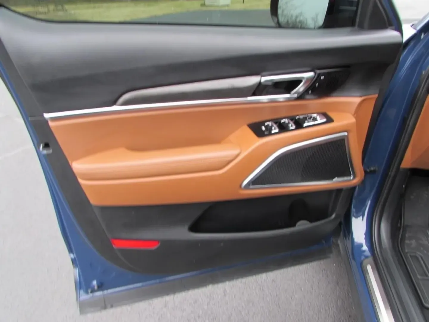 2024 /Black Kia Telluride SX X-Line (5XYP5DGC4RG) with an 3.8L V6 DOHC 24V engine, Automatic transmission, located at 12836 Highway 21, De Soto, MO, 63020, (636) 337-7777, 38.151867, -90.575615 - **Experience the Ultimate Family Adventure with the 2024 Kia Telluride at Pettus Ford De Soto!**<br /> <br /> Are you ready to elevate your family outings and weekend adventures? The 2024 Kia Telluride is more than just a vehicle; it's a lifestyle upgrade designed for those who crave spaciousness, c - Photo#10