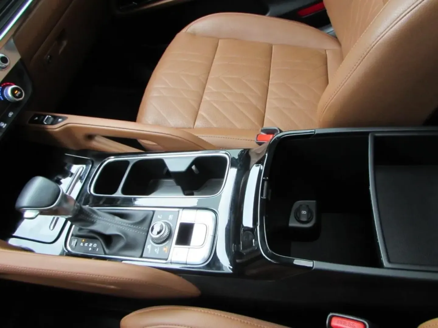 2024 /Black Kia Telluride SX X-Line (5XYP5DGC4RG) with an 3.8L V6 DOHC 24V engine, Automatic transmission, located at 12836 Highway 21, De Soto, MO, 63020, (636) 337-7777, 38.151867, -90.575615 - **Experience the Ultimate Family Adventure with the 2024 Kia Telluride at Pettus Ford De Soto!**<br /> <br /> Are you ready to elevate your family outings and weekend adventures? The 2024 Kia Telluride is more than just a vehicle; it's a lifestyle upgrade designed for those who crave spaciousness, c - Photo#19