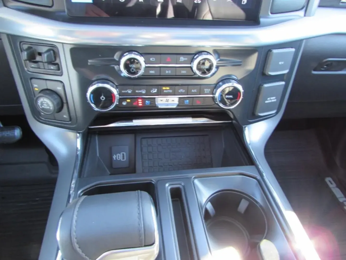 2025 /Black Ford F-150 LARIAT (1FTFW5L57SF) with an 5.0L V8 engine, located at 12836 Highway 21, De Soto, MO, 63020, (636) 337-7777, 38.151867, -90.575615 - **Unleash Your Adventurous Spirit with the 2025 Ford F-150 LARIAT from Pettus Ford De Soto!**<br /> <br /> Are you ready to elevate your outdoor adventures or tackle your daily commute with unparalleled style and performance? The 2025 Ford F-150 LARIAT, available now at Pettus Ford De Soto, is the p - Photo#26