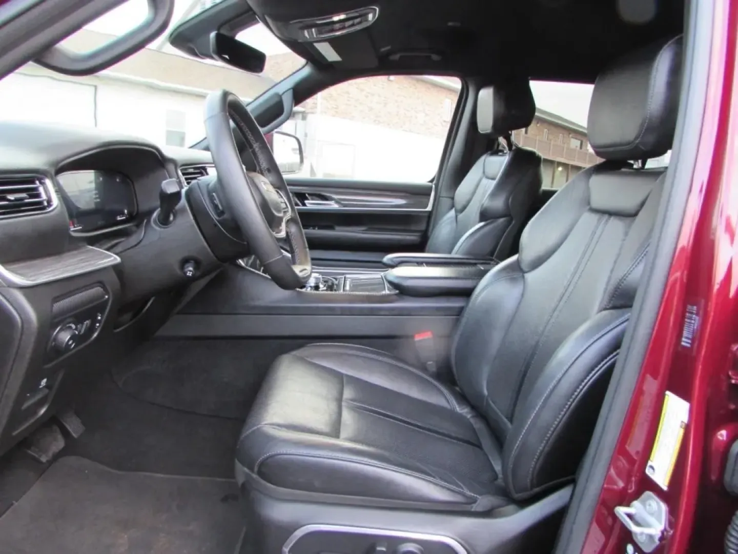 2022 /Global Black Leather Jeep Wagoneer 4WD Series II (1C4SJVBT6NS) with an 5.7L V8 engine, Automatic transmission, located at 12830 Highway 21, De Soto, MO, 63020, (636) 337-7777, 38.153099, -90.573624 - **Explore the Great Outdoors in Style with the 2022 Jeep Wagoneer!**<br /> <br /> If you're seeking an adventure-ready SUV that perfectly balances rugged capabilities with refined luxury, look no further than the 2022 Jeep Wagoneer. This stunning vehicle, available now at Pettus CDJR DeSoto, is desi - Photo#9