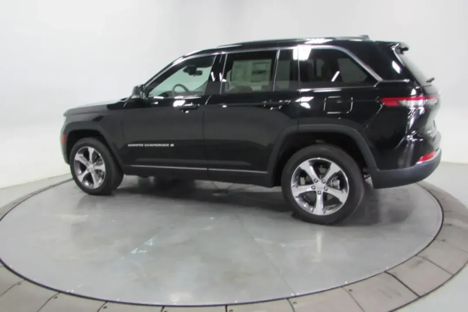 2025 /Wicker Beige/Black Leather Jeep Grand Cherokee Limited (1C4RJHBG2SC) with an Other engine, located at 12830 Highway 21, De Soto, MO, 63020, (636) 337-7777, 38.153099, -90.573624 - ### Discover Adventure with the 2025 Jeep Grand Cherokee Limited at Pettus CDJR DeSoto!<br /> <br /> Are you ready to elevate your driving experience? The 2025 Jeep Grand Cherokee Limited, available at Pettus CDJR DeSoto, is perfect for those weekend getaways, family road trips, or simply commuting - Photo#3