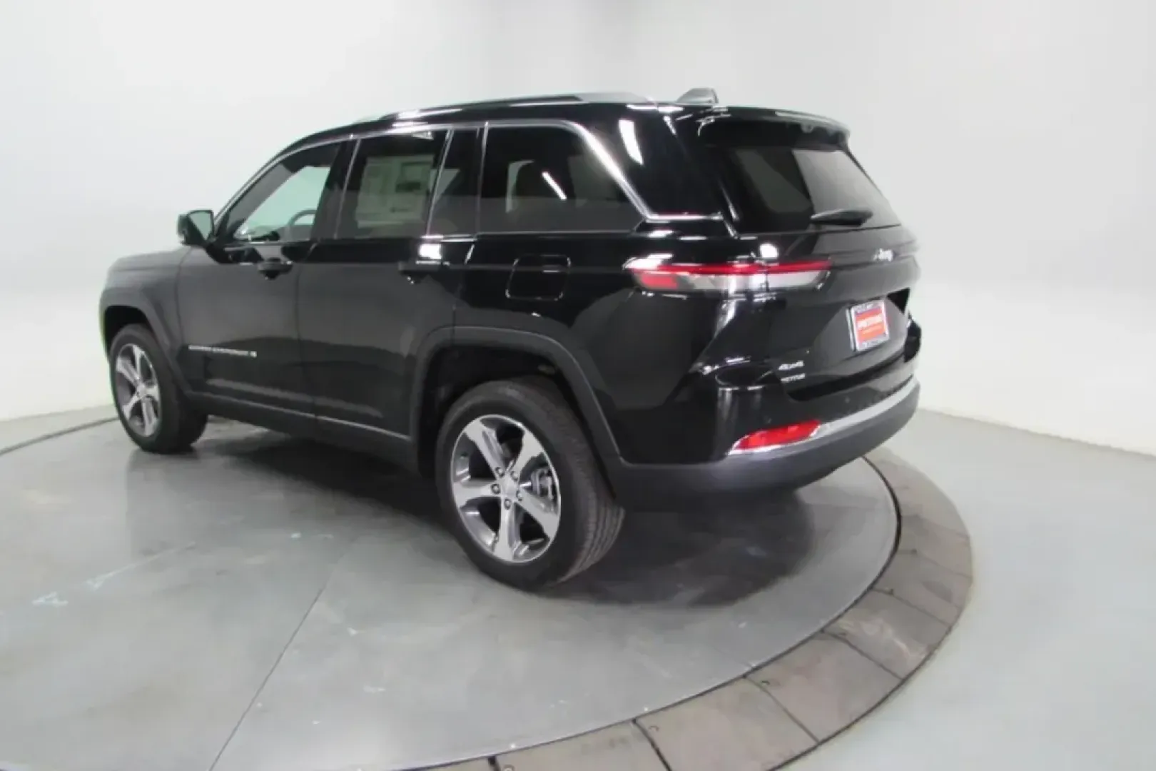2025 /Wicker Beige/Black Leather Jeep Grand Cherokee Limited (1C4RJHBG2SC) with an Other engine, located at 12830 Highway 21, De Soto, MO, 63020, (636) 337-7777, 38.153099, -90.573624 - ### Discover Adventure with the 2025 Jeep Grand Cherokee Limited at Pettus CDJR DeSoto!<br /> <br /> Are you ready to elevate your driving experience? The 2025 Jeep Grand Cherokee Limited, available at Pettus CDJR DeSoto, is perfect for those weekend getaways, family road trips, or simply commuting - Photo#4