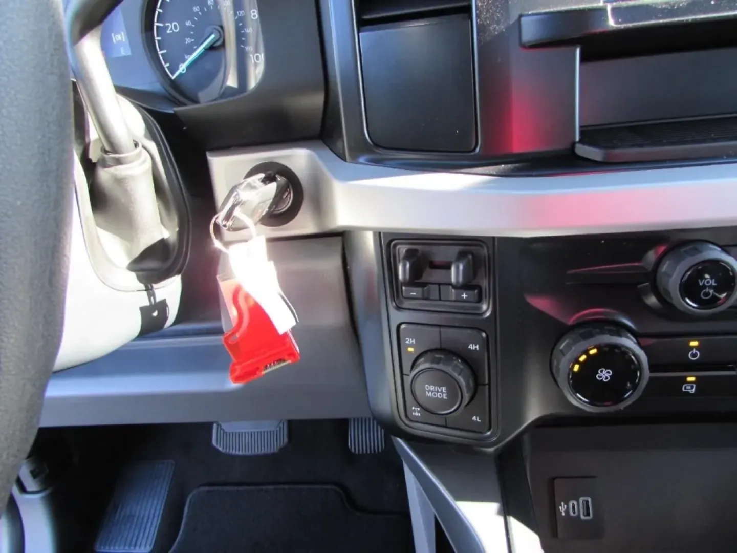 2026 /Medium Dark Slate Ford F-250SD XLT (1FT7X2BN3TE) with an 7.3L engine, located at 12836 Highway 21, De Soto, MO, 63020, (636) 337-7777, 38.151867, -90.575615 - **Unleash Your Adventurous Spirit with the 2026 Ford Super Duty F-250 SRW Perfect for Every Journey!**<br /> <br /> Are you ready to elevate your lifestyle with a truck that seamlessly blends power, capability, and comfort? The 2026 Ford Super Duty F-250 SRW is not just a vehicle; it's the ultimate - Photo#24