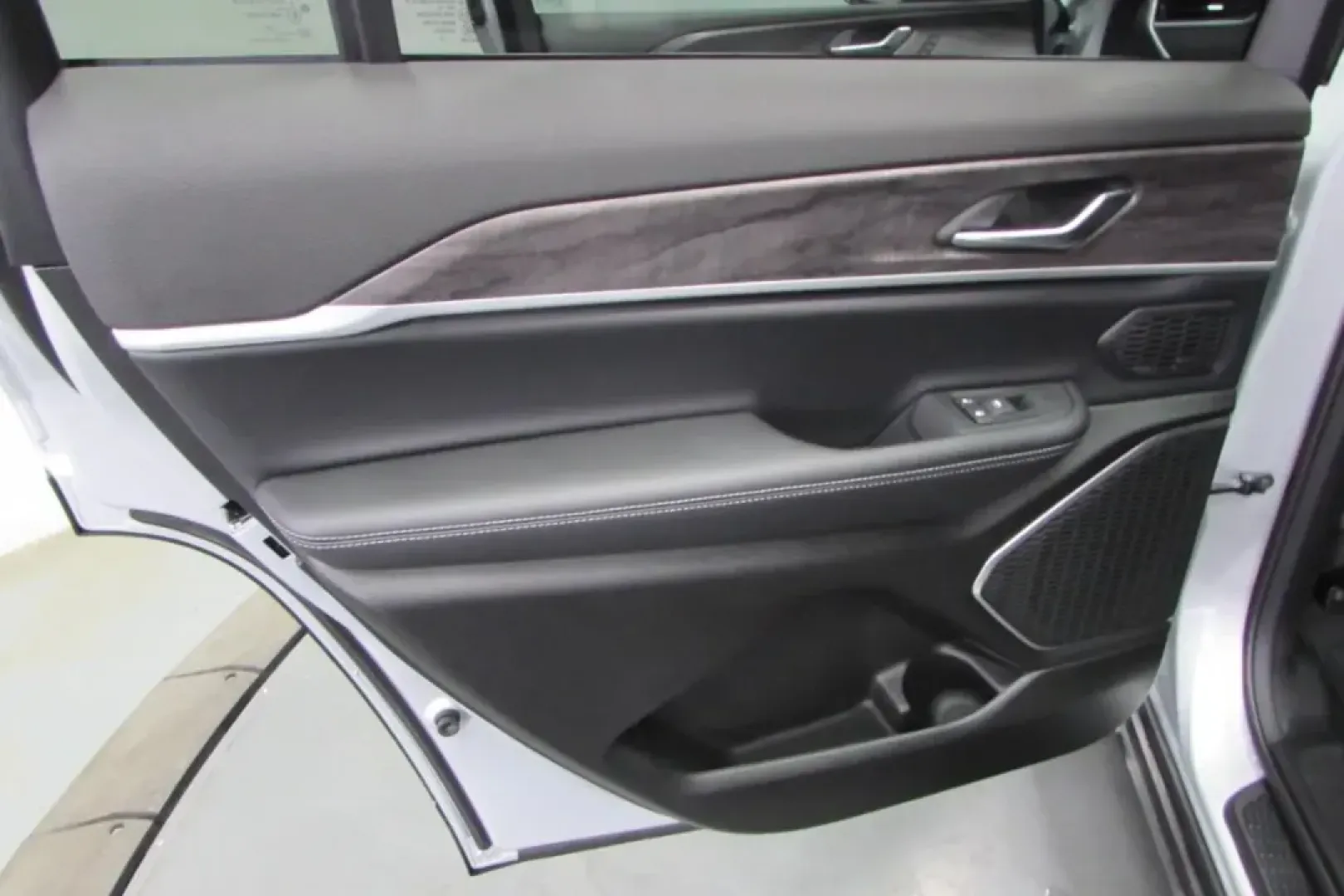 2025 /Global Black Leather Jeep Grand Cherokee Limited (1C4RJKBG9S8) with an Other engine, located at 12830 Highway 21, De Soto, MO, 63020, (636) 337-7777, 38.153099, -90.573624 - Embrace adventure and elevate your lifestyle with the stunning 2025 Jeep Grand Cherokee L Limited available at Pettus CDJR DeSoto! This impressive SUV is designed for those who seek both luxury and utility, making it the perfect choice for growing families, outdoor enthusiasts, and anyone in need of - Photo#24