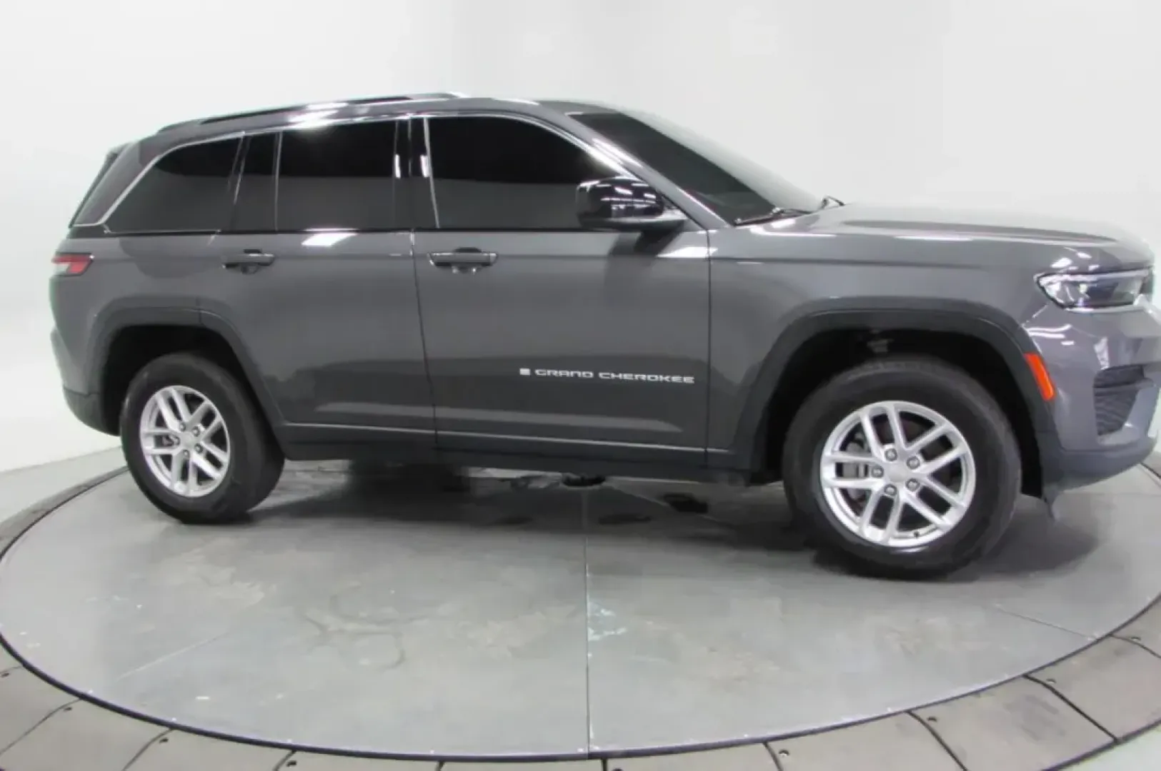 2024 /Global Black Cloth Jeep Grand Cherokee Laredo (1C4RJHAGXRC) with an Other engine, located at 12836 Highway 21, De Soto, MO, 63020, (636) 337-7777, 38.151867, -90.575615 - **Explore New Horizons with the 2024 Jeep Grand Cherokee Laredo at Pettus Ford De Soto!**<br /> <br /> Are you ready to elevate your driving experience and embark on unforgettable adventures? The 2024 Jeep Grand Cherokee Laredo is the perfect SUV for those seeking a blend of luxury and rugged capabi - Photo#3
