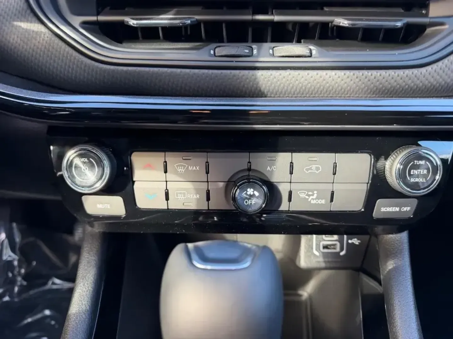 2026 /Black Leather Trimmed Jeep Compass Latitude (3C4NJDBN1TT) with an 2.0L engine, located at 970 Woodlawn Dr., Farmington, MO, 63640, (573) 431-7800, 37.825642, -90.468674 - **Explore the Open Road in the 2026 Jeep Compass: Your Next Adventure Awaits!**<br /> <br /> Looking for a versatile vehicle that can handle both your daily commute and weekend excursions? Look no further than the striking 2026 Jeep Compass, now available at Pettus CDJR Farmington. This exceptional - Photo#16