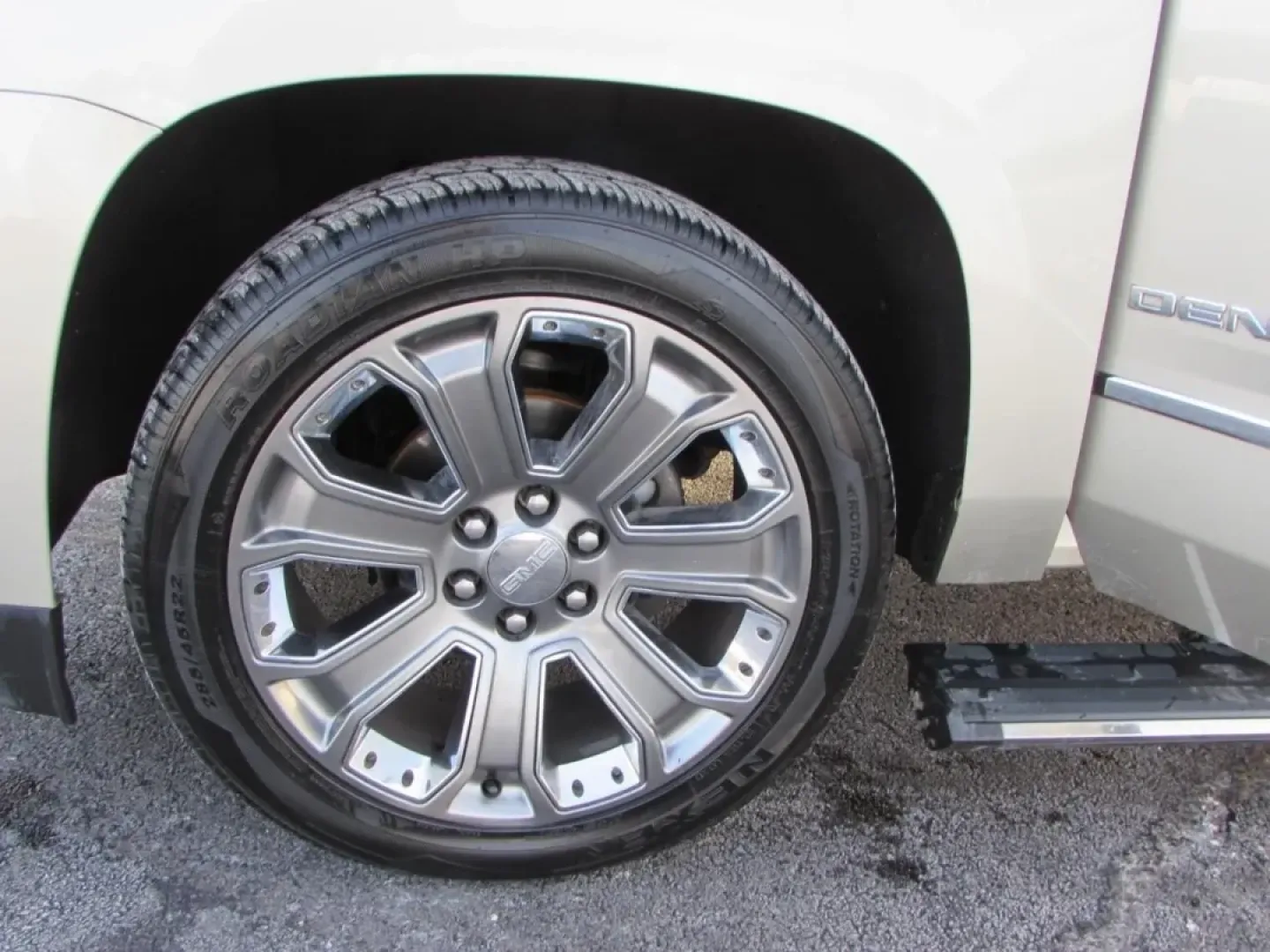 2015 /Cocoa/Shale GMC Yukon Denali (1GKS2JKJ8FR) with an 6.2L V8 OHV 16V engine, Automatic transmission, located at 12830 Highway 21, De Soto, MO, 63020, (636) 337-7777, 38.153099, -90.573624 - Experience the freedom and versatility that comes with owning a 2015 GMC Yukon XL Denali, perfect for those who need a reliable companion for family adventures, long commutes, or weekend getaways. At Pettus CDJR DeSoto, located conveniently at 12830 Highway 21 in De Soto, MO, we are your go-to used - Photo#9