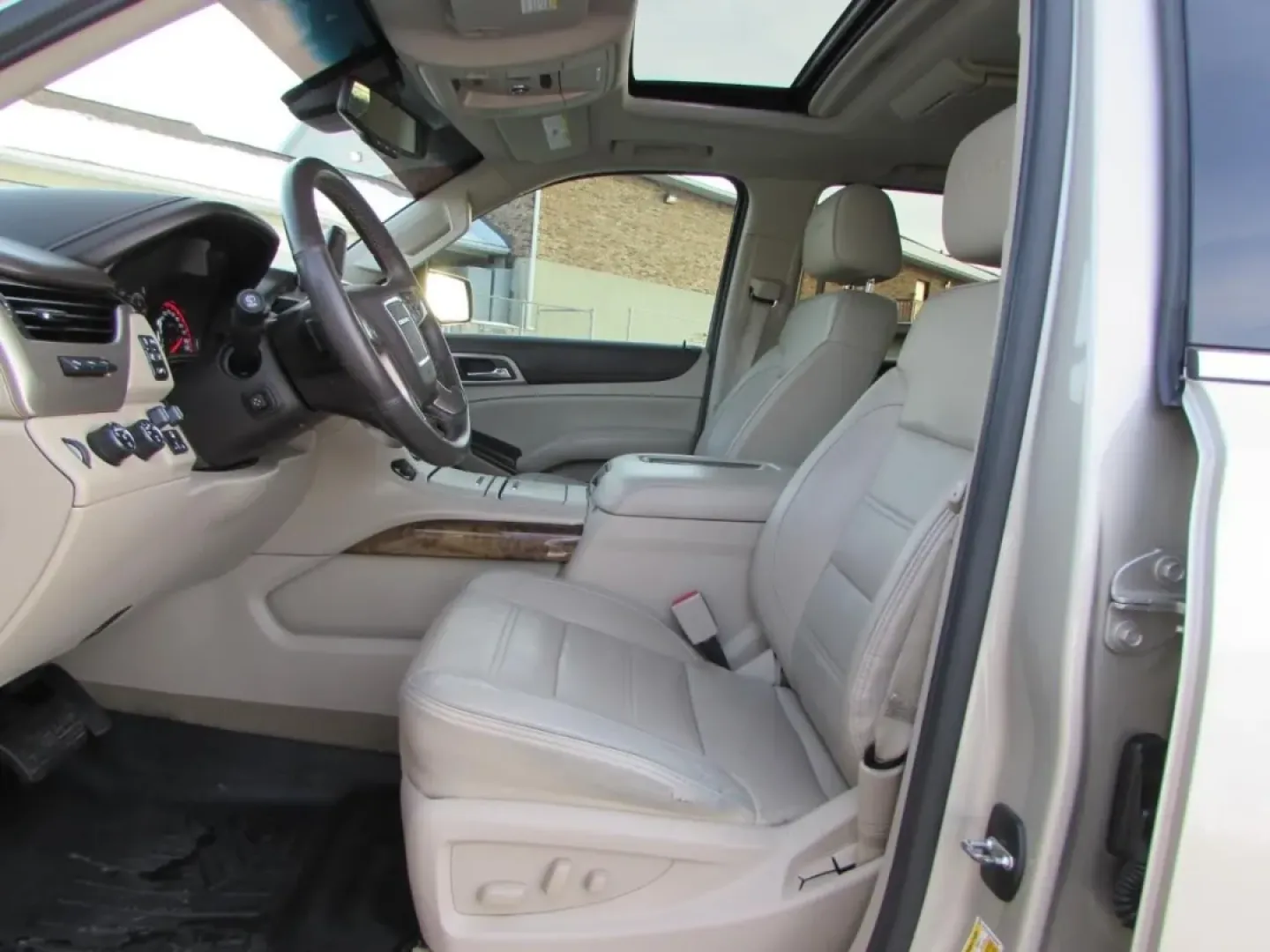 2015 /Cocoa/Shale GMC Yukon Denali (1GKS2JKJ8FR) with an 6.2L V8 OHV 16V engine, Automatic transmission, located at 12830 Highway 21, De Soto, MO, 63020, (636) 337-7777, 38.153099, -90.573624 - Experience the freedom and versatility that comes with owning a 2015 GMC Yukon XL Denali, perfect for those who need a reliable companion for family adventures, long commutes, or weekend getaways. At Pettus CDJR DeSoto, located conveniently at 12830 Highway 21 in De Soto, MO, we are your go-to used - Photo#11