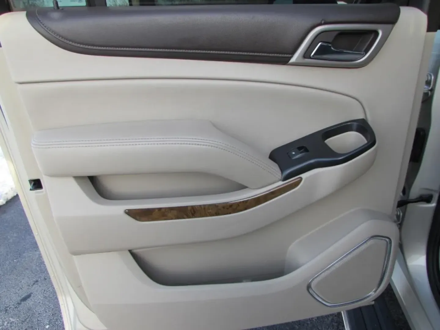 2015 /Cocoa/Shale GMC Yukon Denali (1GKS2JKJ8FR) with an 6.2L V8 OHV 16V engine, Automatic transmission, located at 12830 Highway 21, De Soto, MO, 63020, (636) 337-7777, 38.153099, -90.573624 - Experience the freedom and versatility that comes with owning a 2015 GMC Yukon XL Denali, perfect for those who need a reliable companion for family adventures, long commutes, or weekend getaways. At Pettus CDJR DeSoto, located conveniently at 12830 Highway 21 in De Soto, MO, we are your go-to used - Photo#23