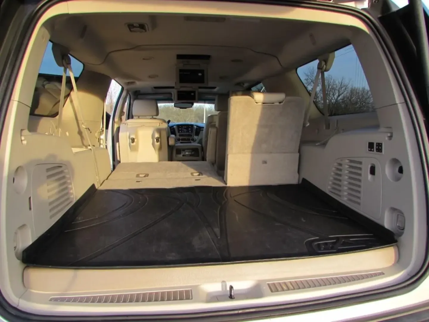 2015 /Cocoa/Shale GMC Yukon Denali (1GKS2JKJ8FR) with an 6.2L V8 OHV 16V engine, Automatic transmission, located at 12830 Highway 21, De Soto, MO, 63020, (636) 337-7777, 38.153099, -90.573624 - Experience the freedom and versatility that comes with owning a 2015 GMC Yukon XL Denali, perfect for those who need a reliable companion for family adventures, long commutes, or weekend getaways. At Pettus CDJR DeSoto, located conveniently at 12830 Highway 21 in De Soto, MO, we are your go-to used - Photo#32