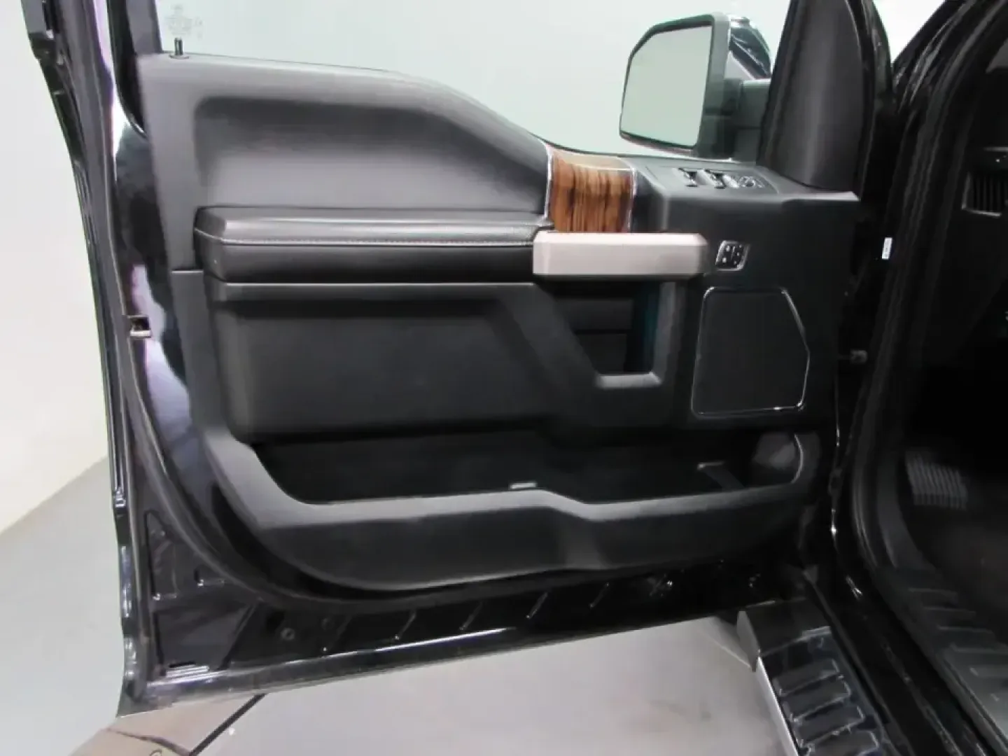 2019 /Black Ford F-150 Lariat (1FTEW1E40KK) with an 3.5L V6 TURBO engine, 6A transmission, located at 12836 Highway 21, De Soto, MO, 63020, (636) 337-7777, 38.151867, -90.575615 - **Unleash Your Adventures with the 2019 Ford F-150 at Pettus Ford De Soto!** <br /> <br /> Are you ready to elevate your lifestyle with a vehicle that perfectly blends capability and comfort? Look no further than this rugged 2019 Ford F-150, available now at Pettus Ford De Soto. Whether you're haul - Photo#11