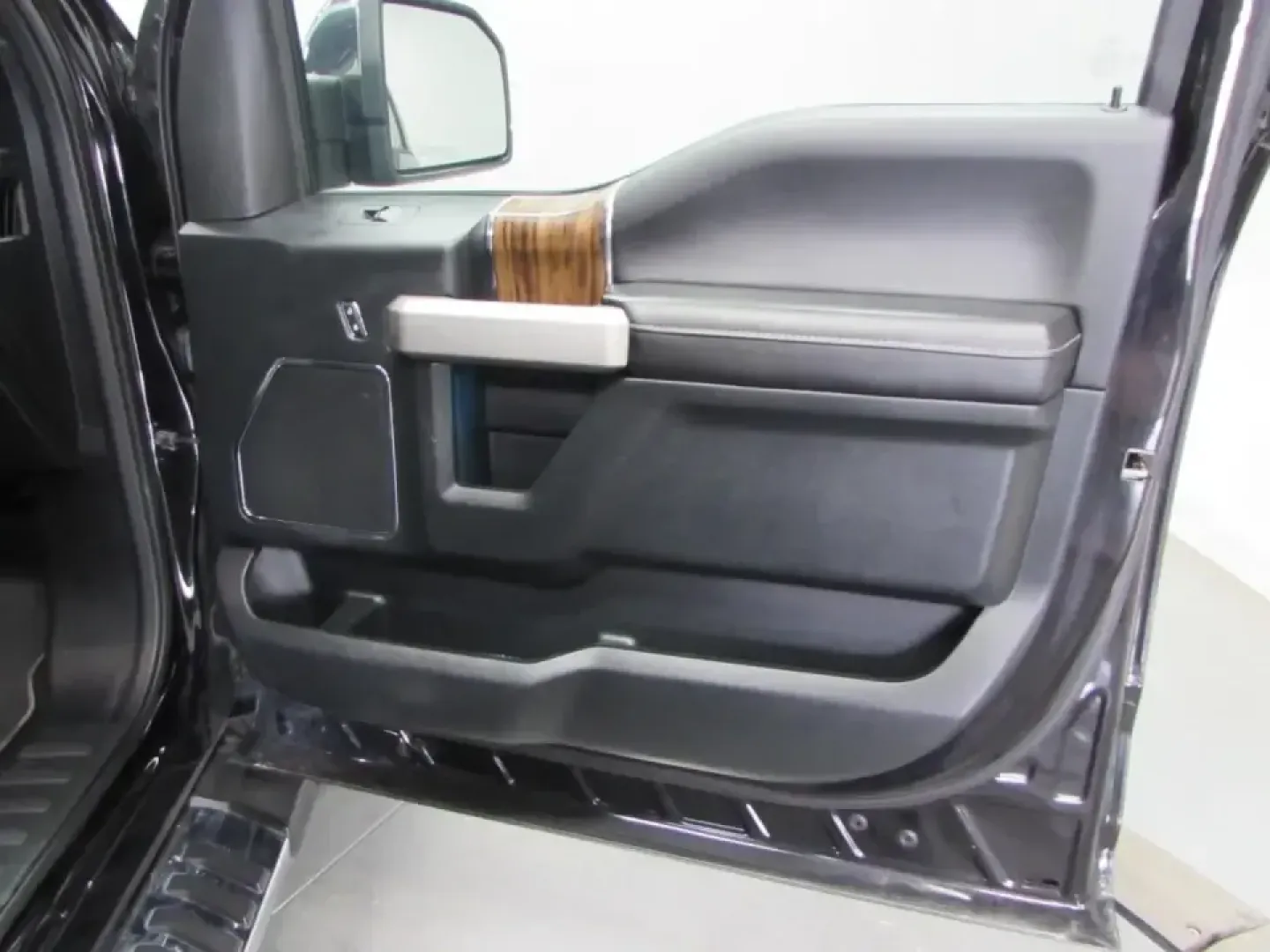 2019 /Black Ford F-150 Lariat (1FTEW1E40KK) with an 3.5L V6 TURBO engine, 6A transmission, located at 12836 Highway 21, De Soto, MO, 63020, (636) 337-7777, 38.151867, -90.575615 - **Unleash Your Adventures with the 2019 Ford F-150 at Pettus Ford De Soto!** <br /> <br /> Are you ready to elevate your lifestyle with a vehicle that perfectly blends capability and comfort? Look no further than this rugged 2019 Ford F-150, available now at Pettus Ford De Soto. Whether you're haul - Photo#15