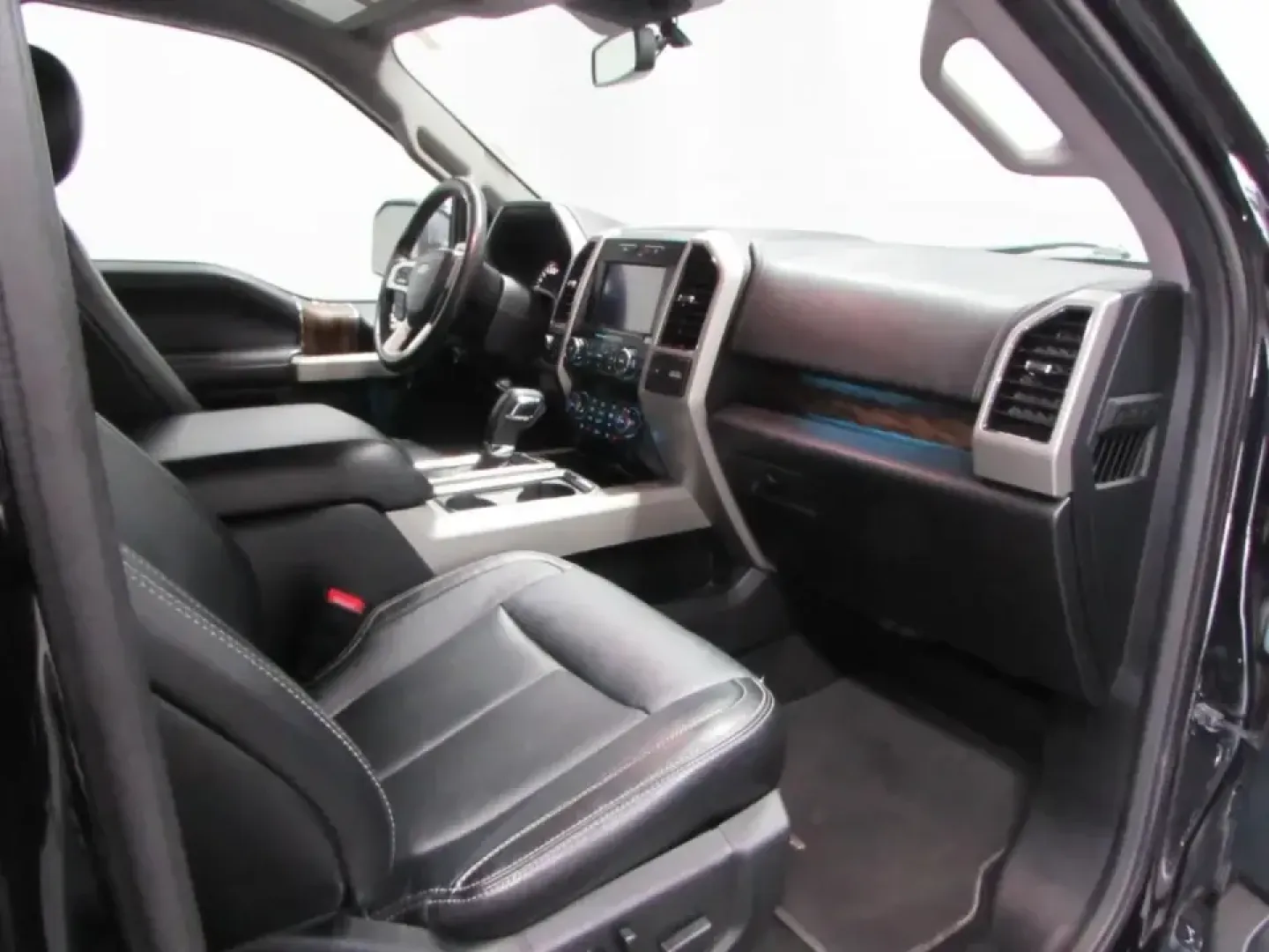 2019 /Black Ford F-150 Lariat (1FTEW1E40KK) with an 3.5L V6 TURBO engine, 6A transmission, located at 12836 Highway 21, De Soto, MO, 63020, (636) 337-7777, 38.151867, -90.575615 - **Unleash Your Adventures with the 2019 Ford F-150 at Pettus Ford De Soto!** <br /> <br /> Are you ready to elevate your lifestyle with a vehicle that perfectly blends capability and comfort? Look no further than this rugged 2019 Ford F-150, available now at Pettus Ford De Soto. Whether you're haul - Photo#16