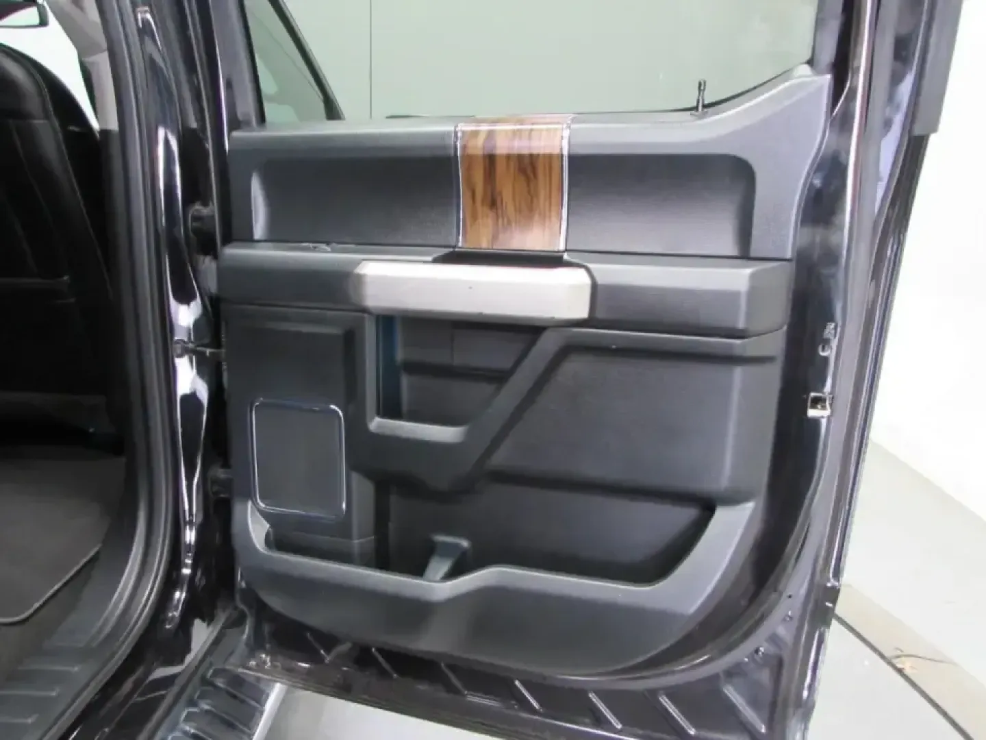 2019 /Black Ford F-150 Lariat (1FTEW1E40KK) with an 3.5L V6 TURBO engine, 6A transmission, located at 12836 Highway 21, De Soto, MO, 63020, (636) 337-7777, 38.151867, -90.575615 - **Unleash Your Adventures with the 2019 Ford F-150 at Pettus Ford De Soto!** <br /> <br /> Are you ready to elevate your lifestyle with a vehicle that perfectly blends capability and comfort? Look no further than this rugged 2019 Ford F-150, available now at Pettus Ford De Soto. Whether you're haul - Photo#17